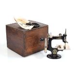 A 1914-1922 Singer No. 20 child's sewing machine, boxed with instructions and clamp We believe the