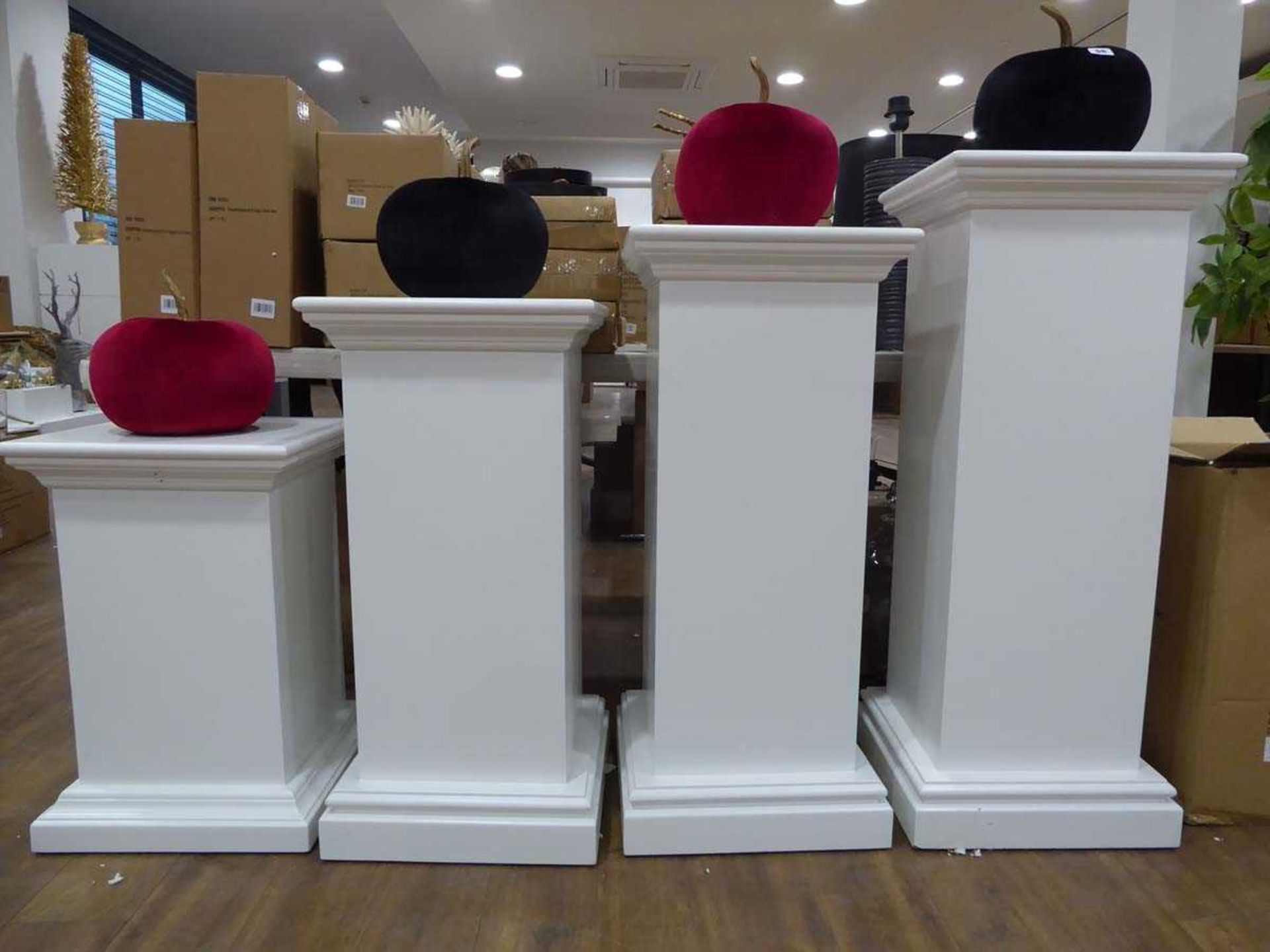 +VAT Graduated set of 4 white plinths