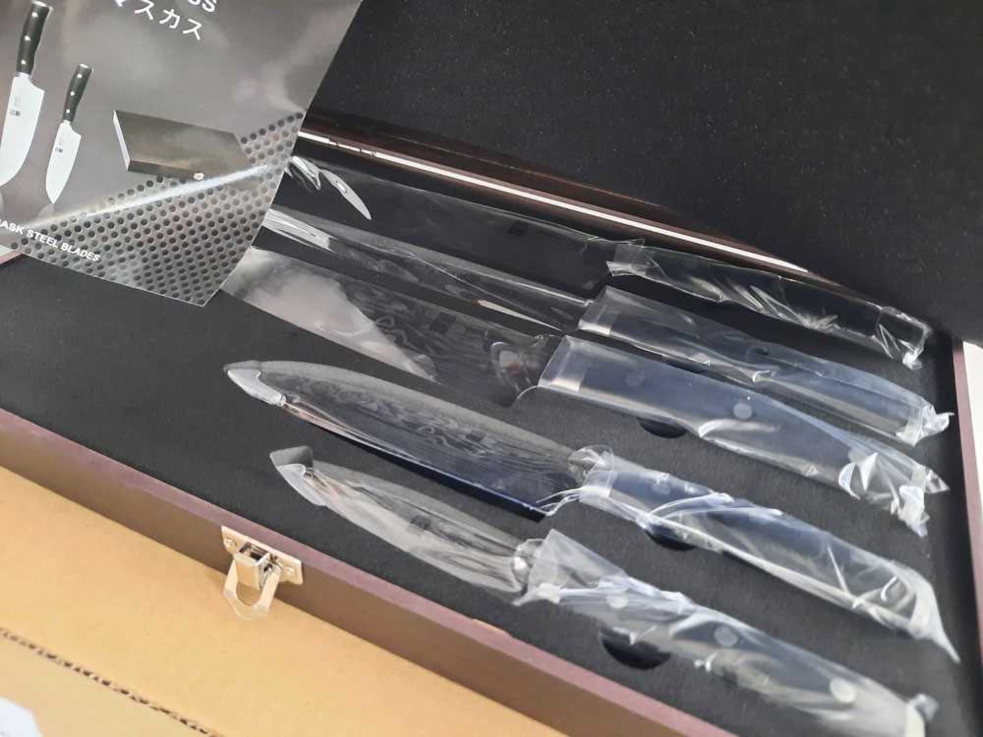 +VAT 5 piece Damascus type knife set in presentation block