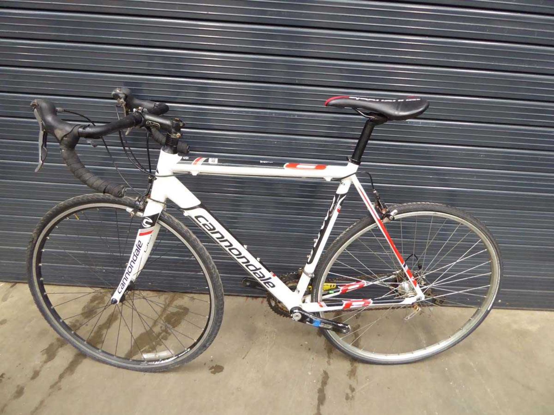 Cannondale white black and red gents racing bike (no pedals)