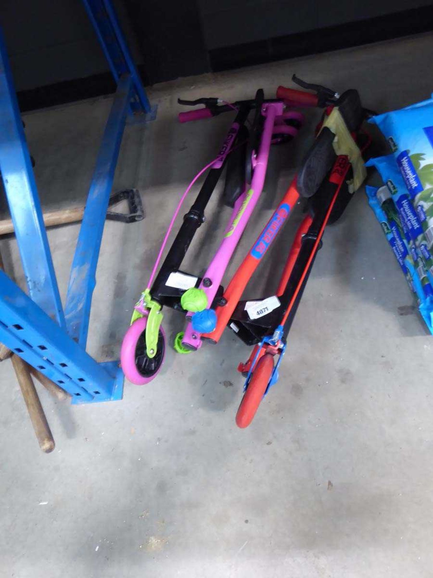 2 Wiggle scooters