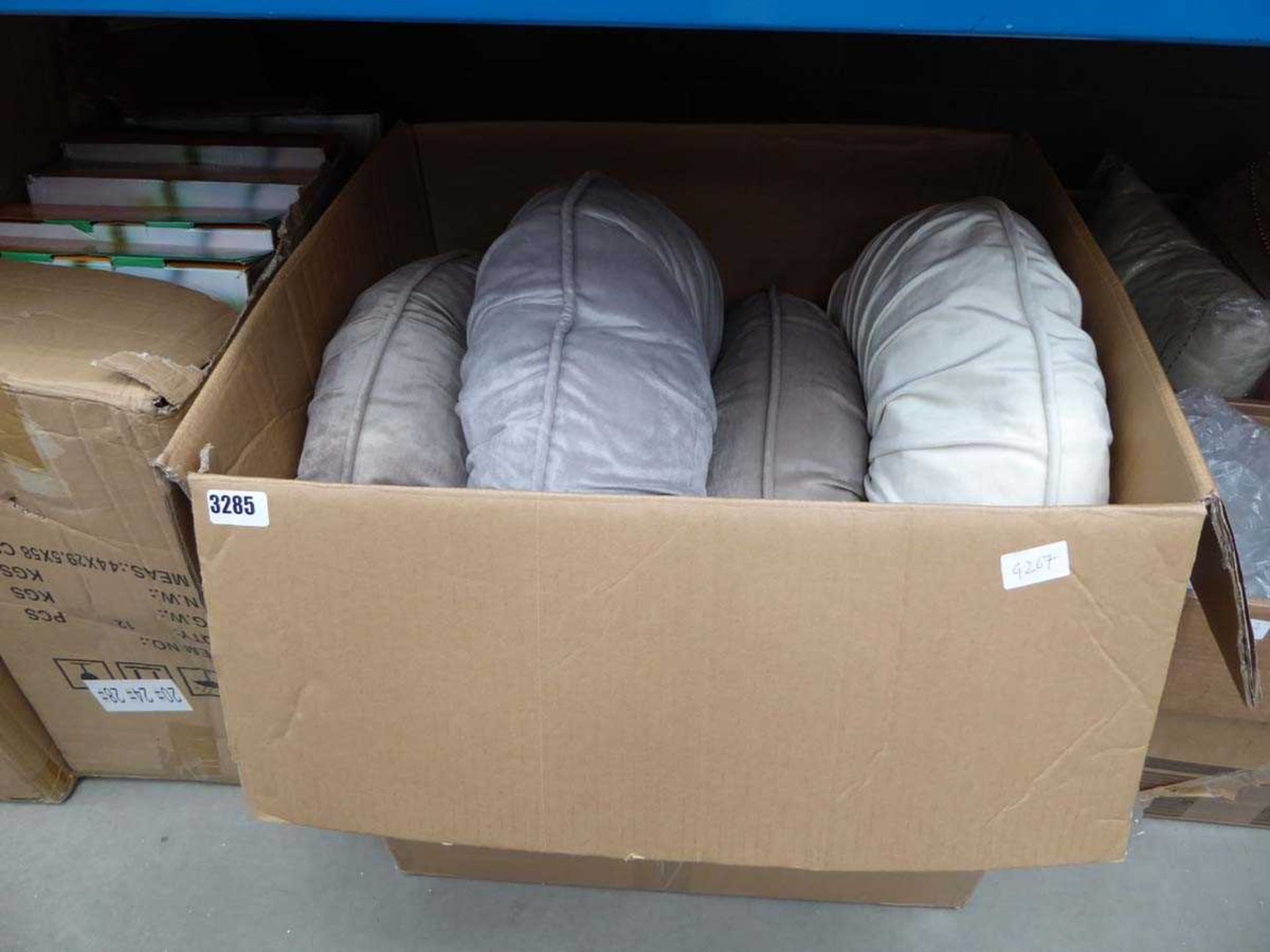 Box containing four circular buttoned cushions