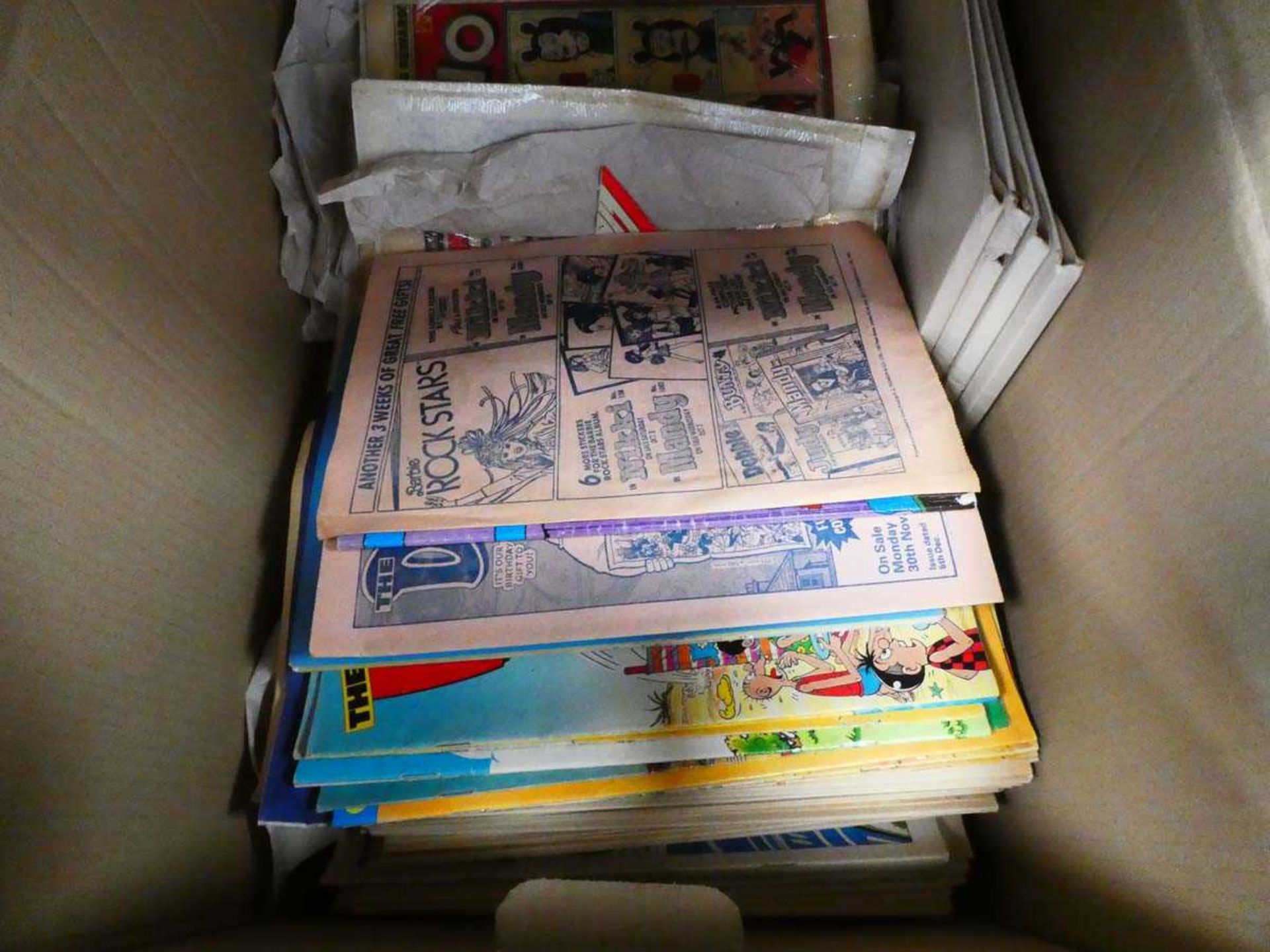 Box containing quantity of Beano comics