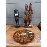 Two carved Balinese figures, plus a Middle-Eastern tray