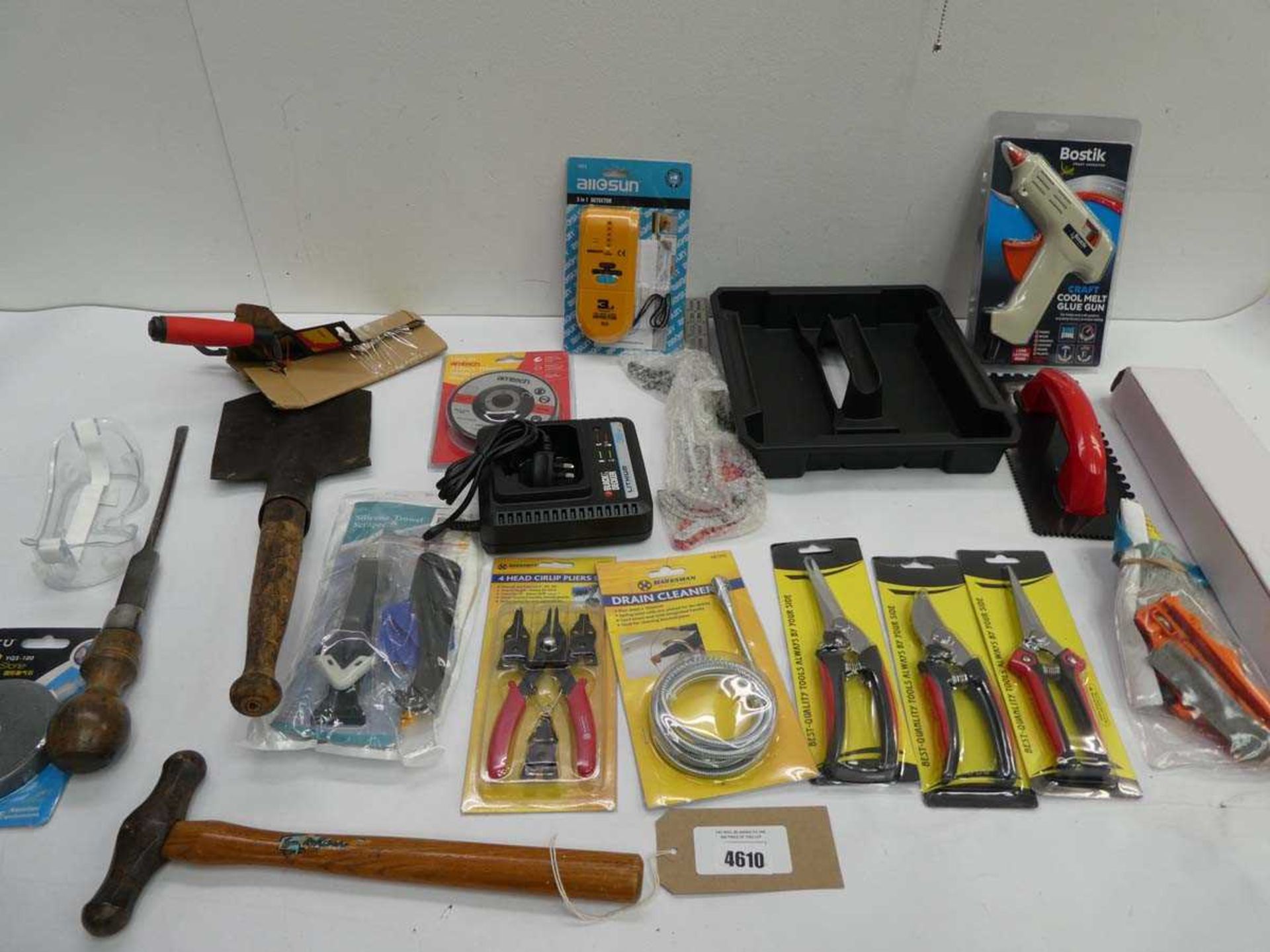 +VAT Robi Sorby screwdriver, Feldspaten trench spade, glue gun, circlip pliers, hammer, grinding