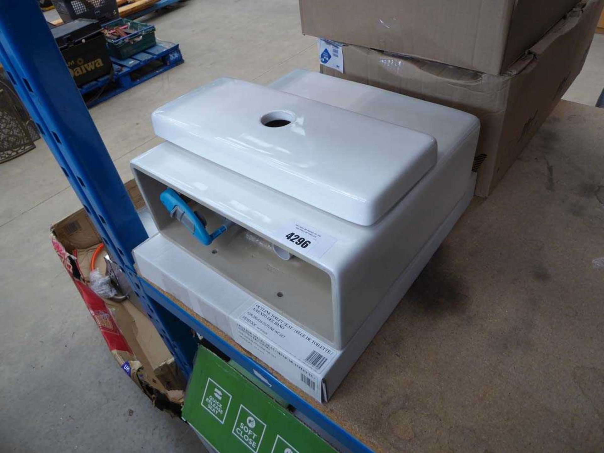 +VAT Boxed Tavistock Outline toilet seat and system only