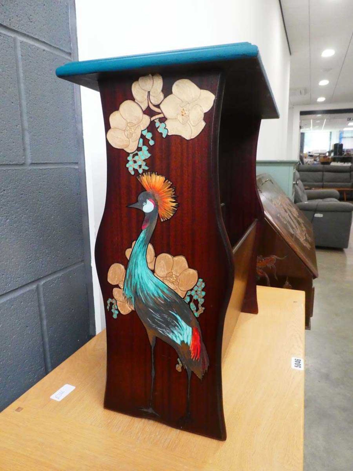 Painted magazine rack with crowned crane pattern - Image 2 of 2