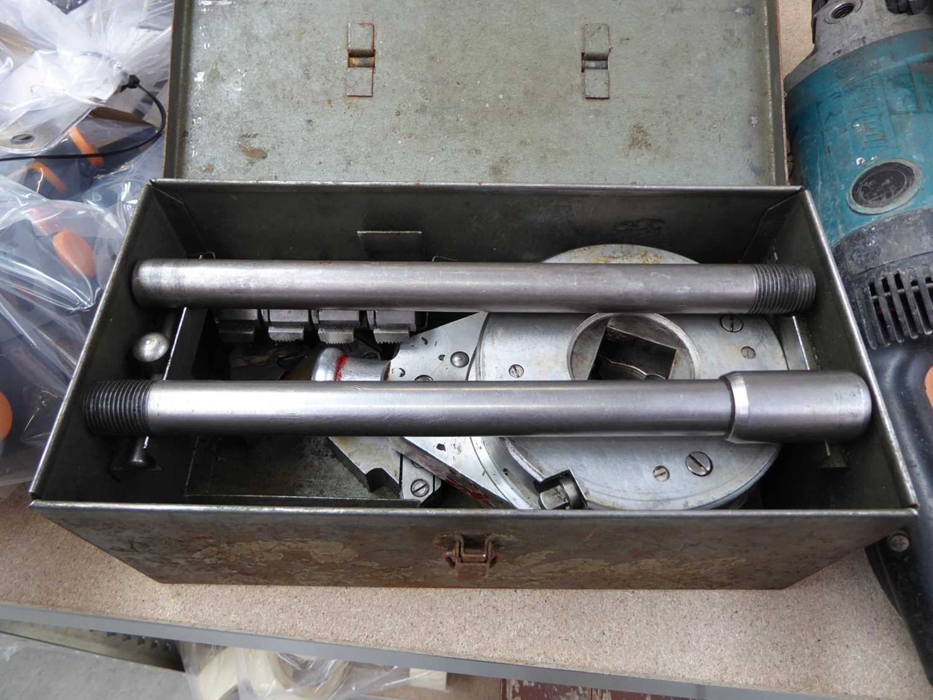 Cased pipe threading kit