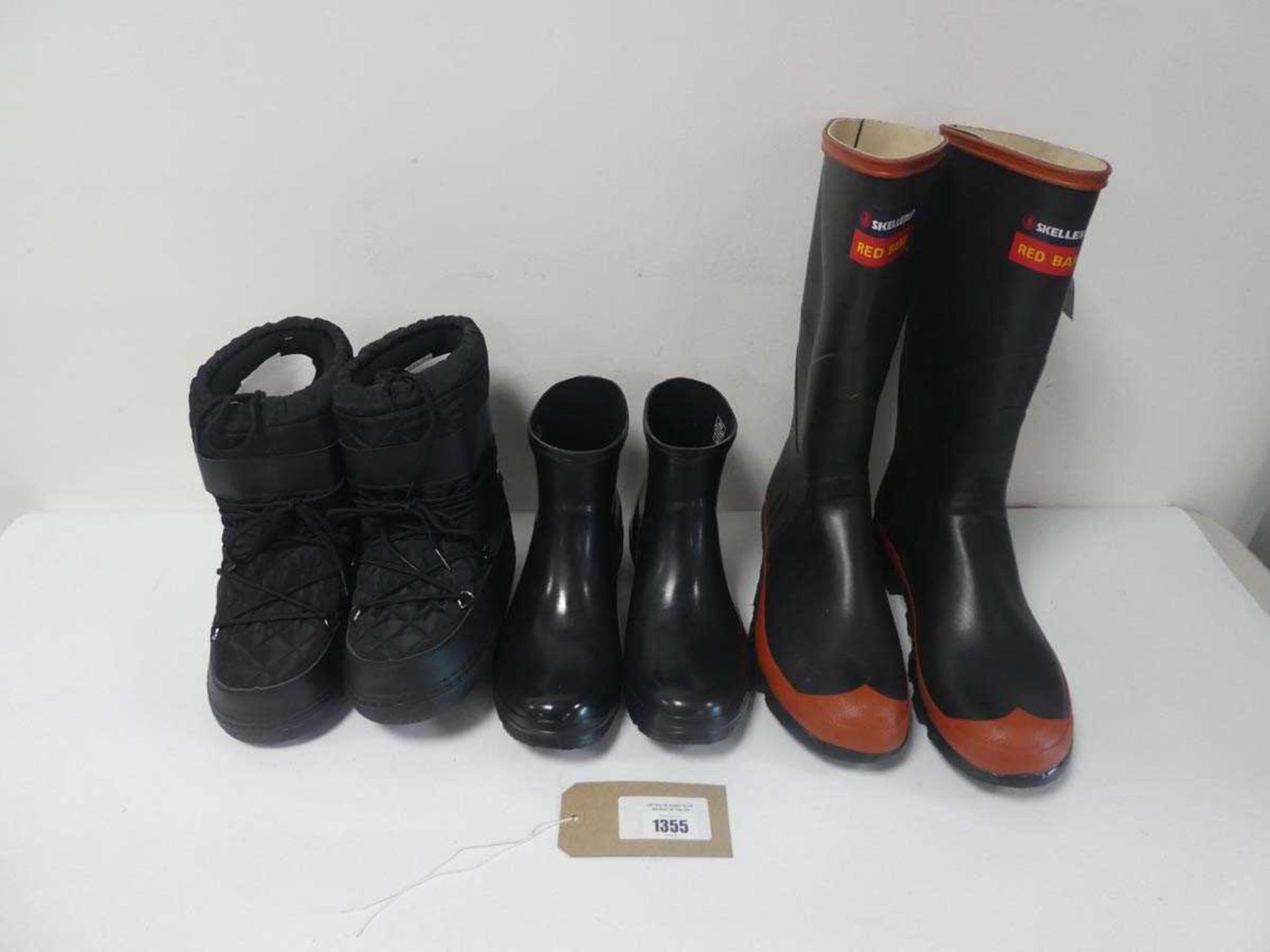 +VAT 3 pairs of outside shoes in various sizes to include wellies and moonboots