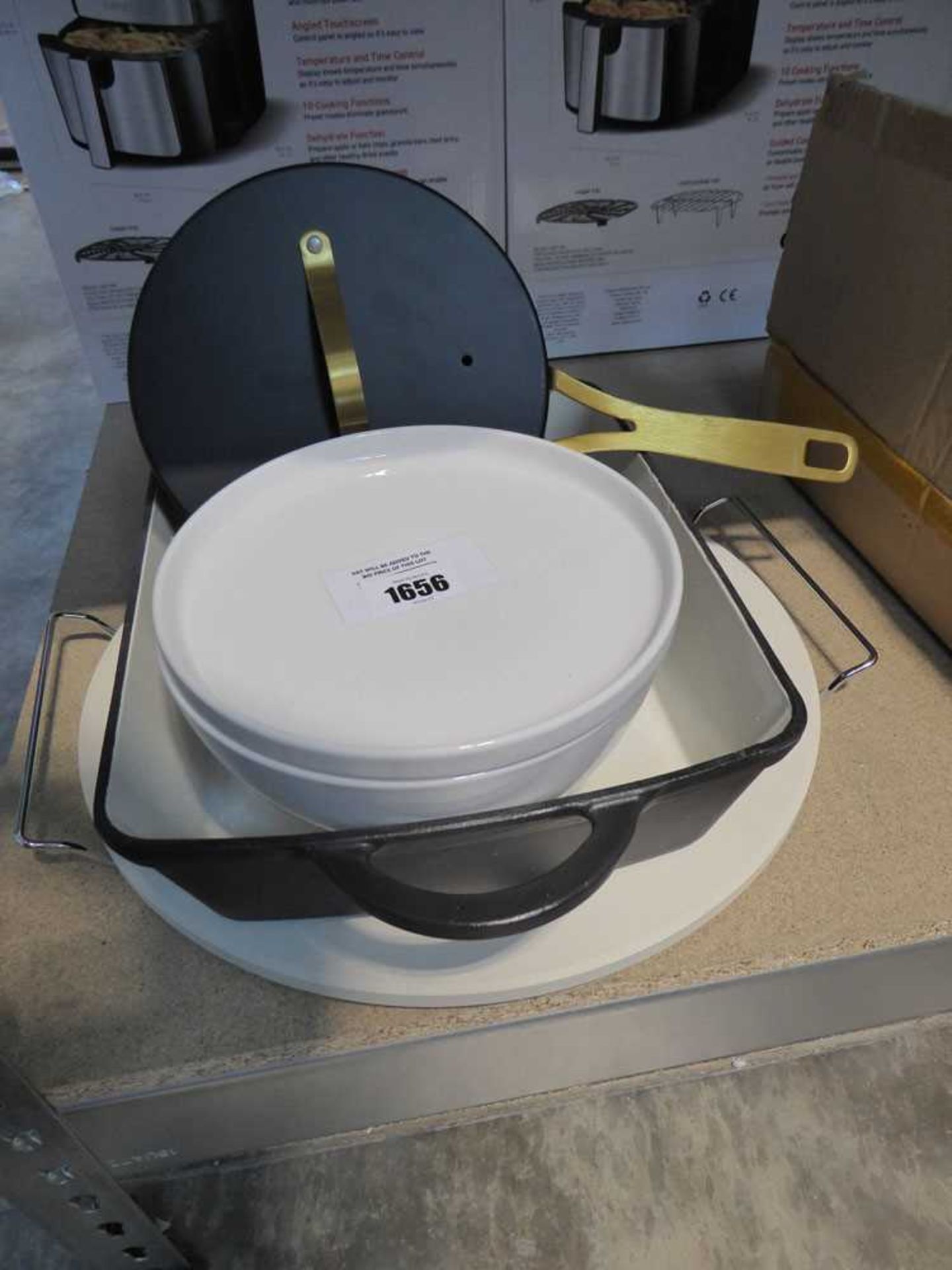 +VAT Quantity of cookware incl. black and gold saucepan, cast iron roasting tray, etc.