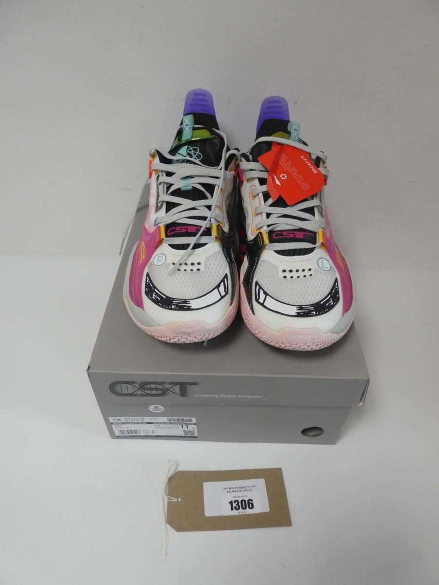 +VAT CTS Basketball shoes in white size 45 (boxed)