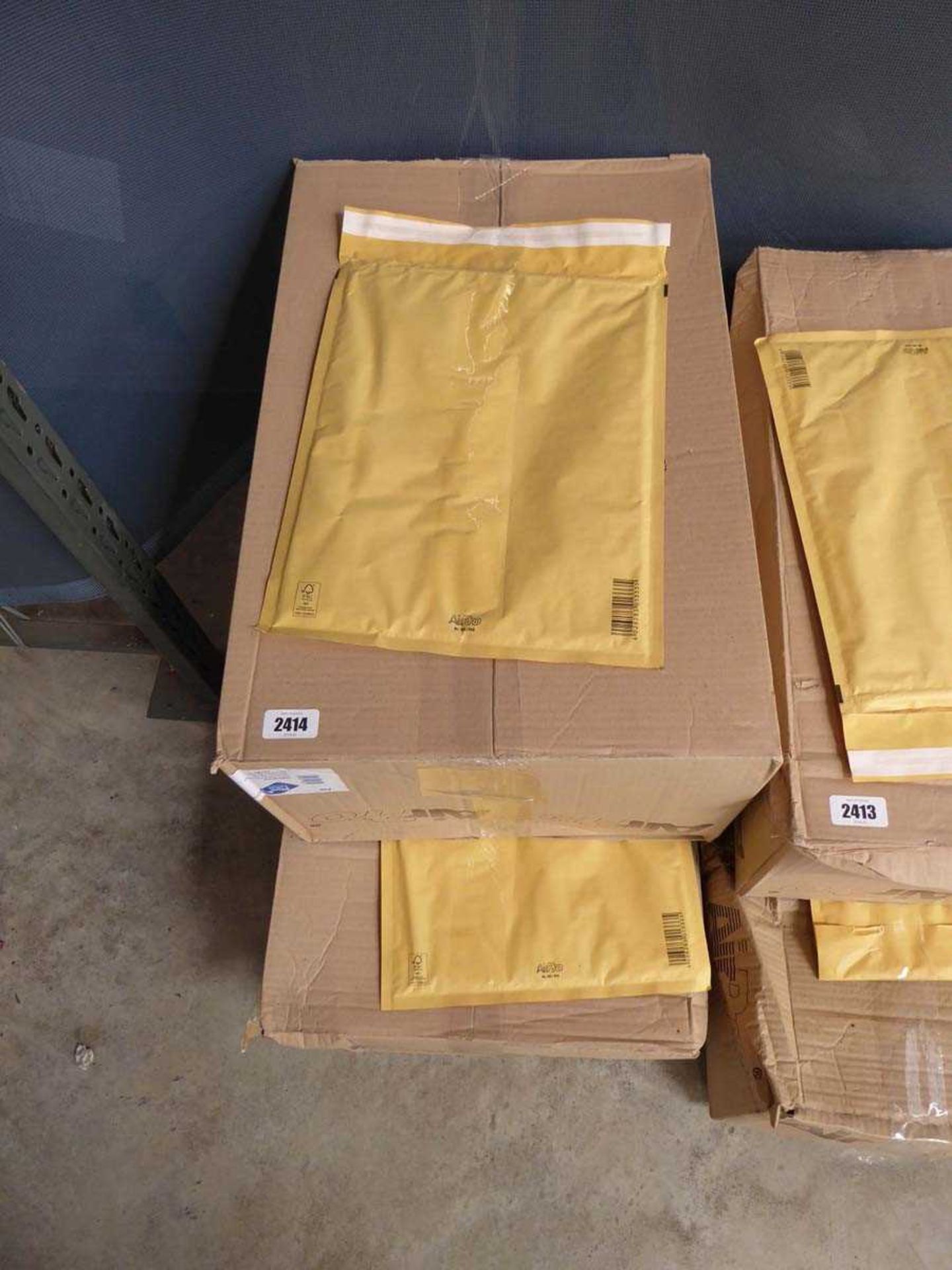 2 boxes containing approx. 100 sealed air jiffy bags