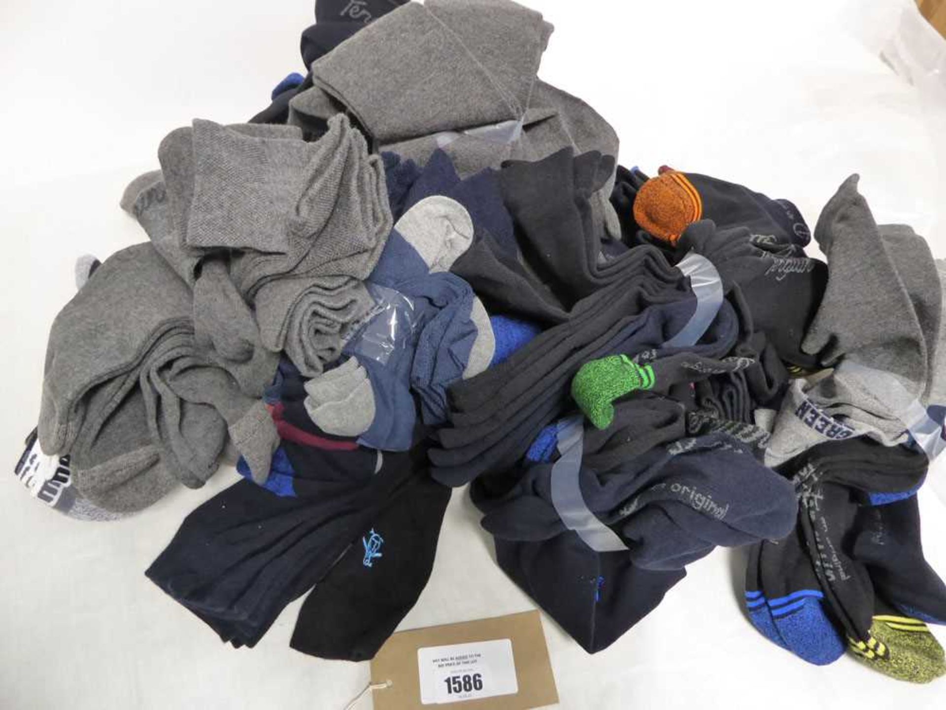 +VAT Bag of mens socks (mixed sizes and colours)