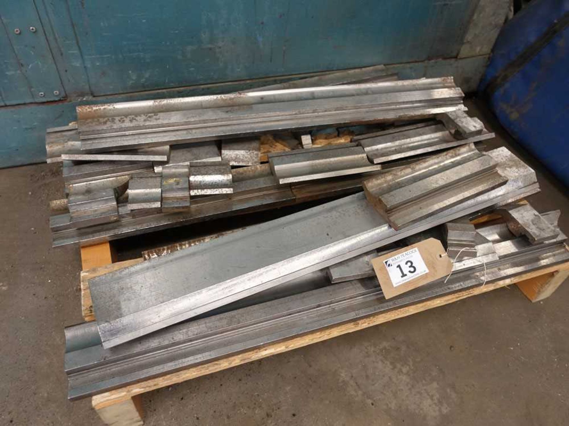+VAT Approximately 32 pieces of press brake tooling