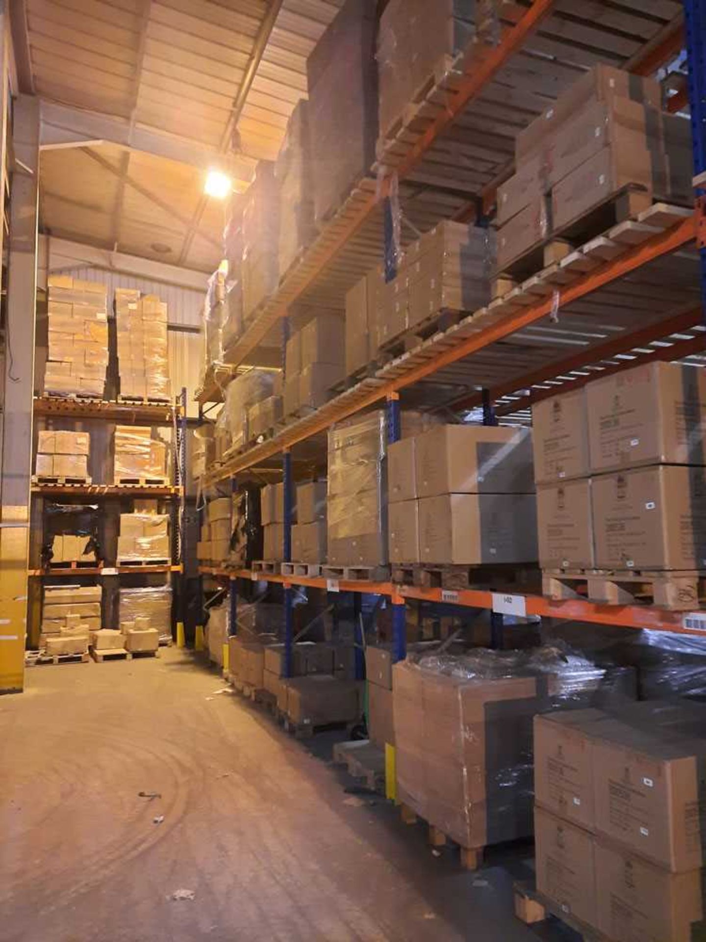+VAT 20 running bays of heavy duty boltless pallet racking to include 23 5m tall blue uprights - Image 7 of 9