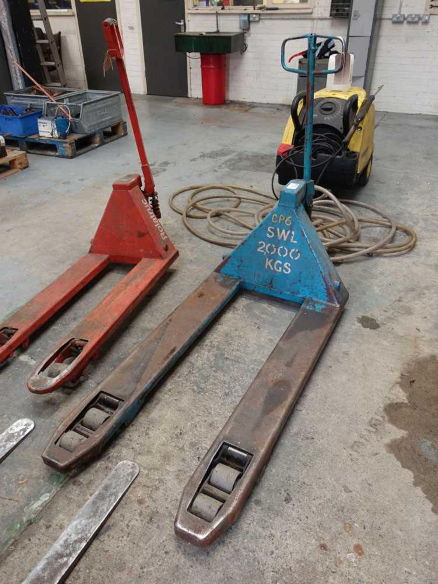 Blue pallet truck 2000kg capacity