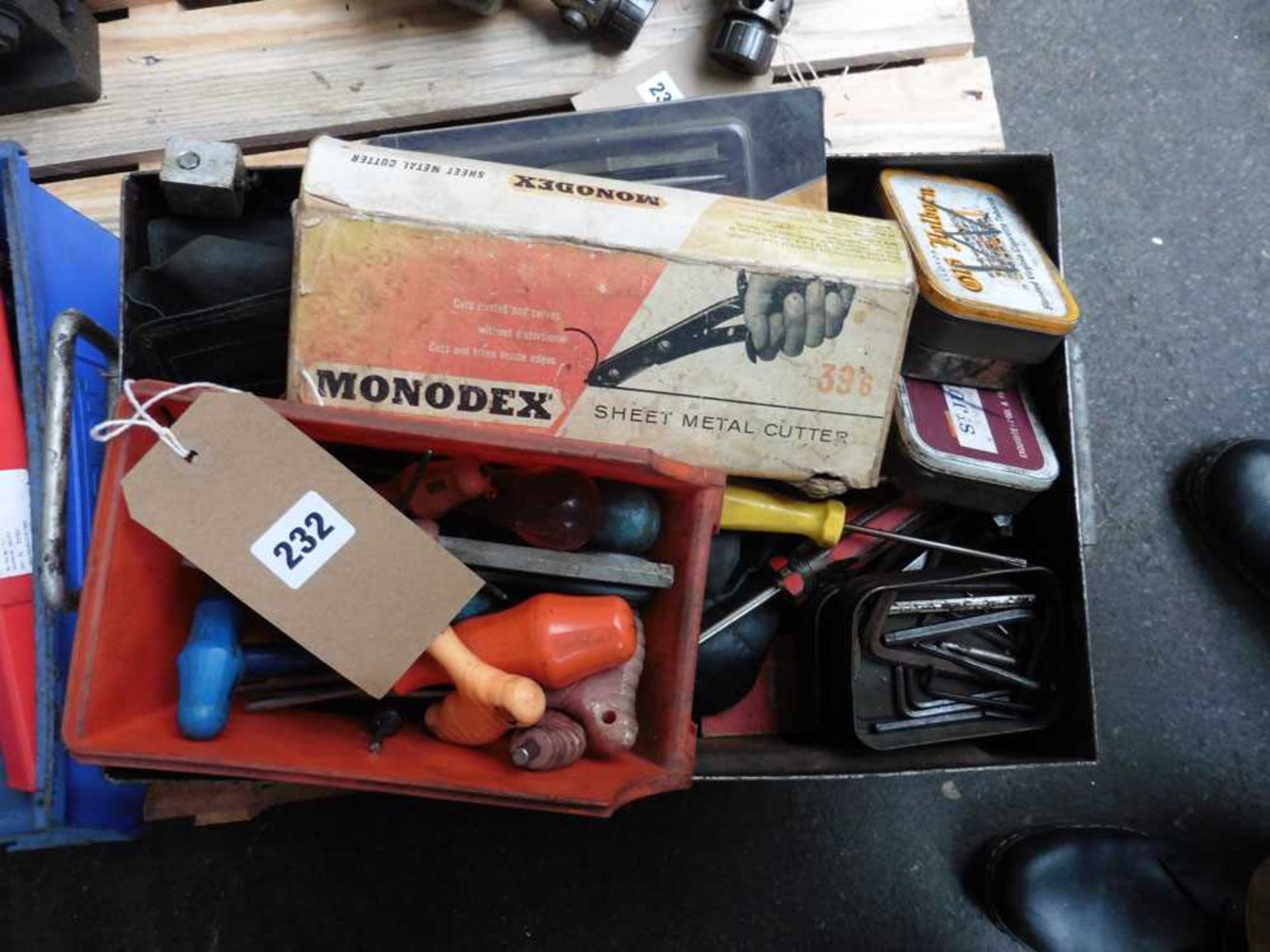 +VAT 1 off box of miscellaneous hand tools