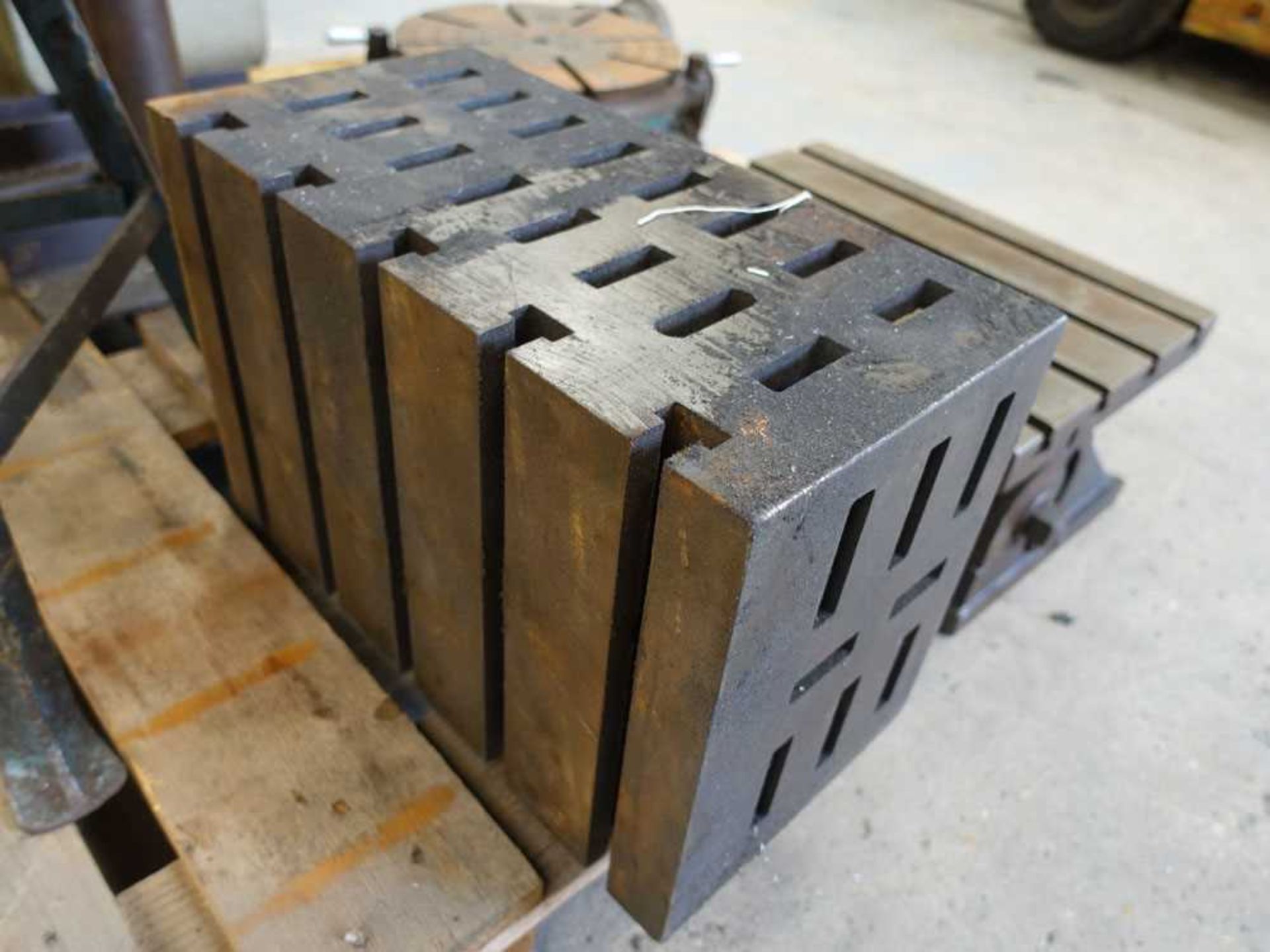 Heavy duty engineering cube - Image 2 of 2