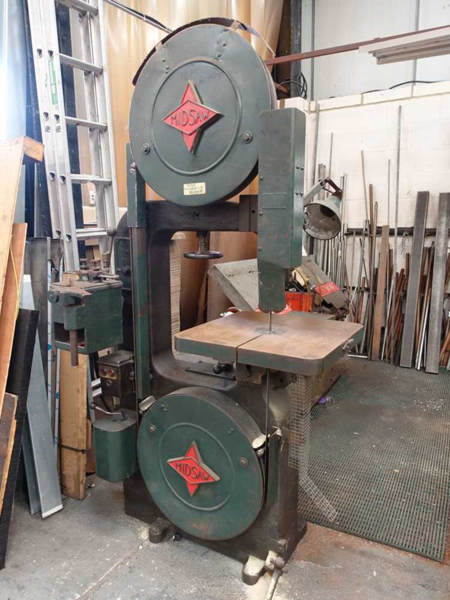 Midsaw deep throat vertical band saw