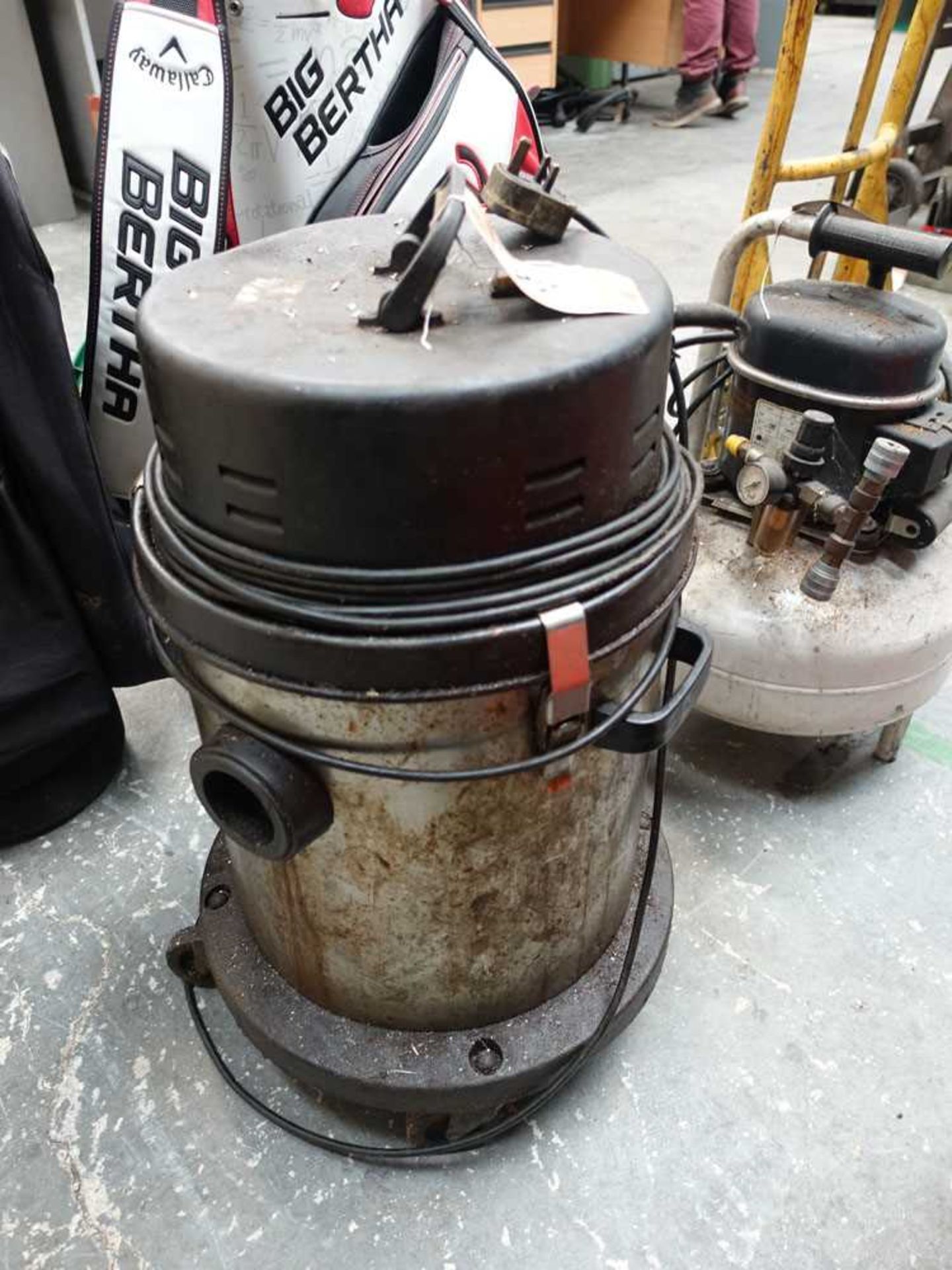 Single phase electric industrial vacuum cleaner