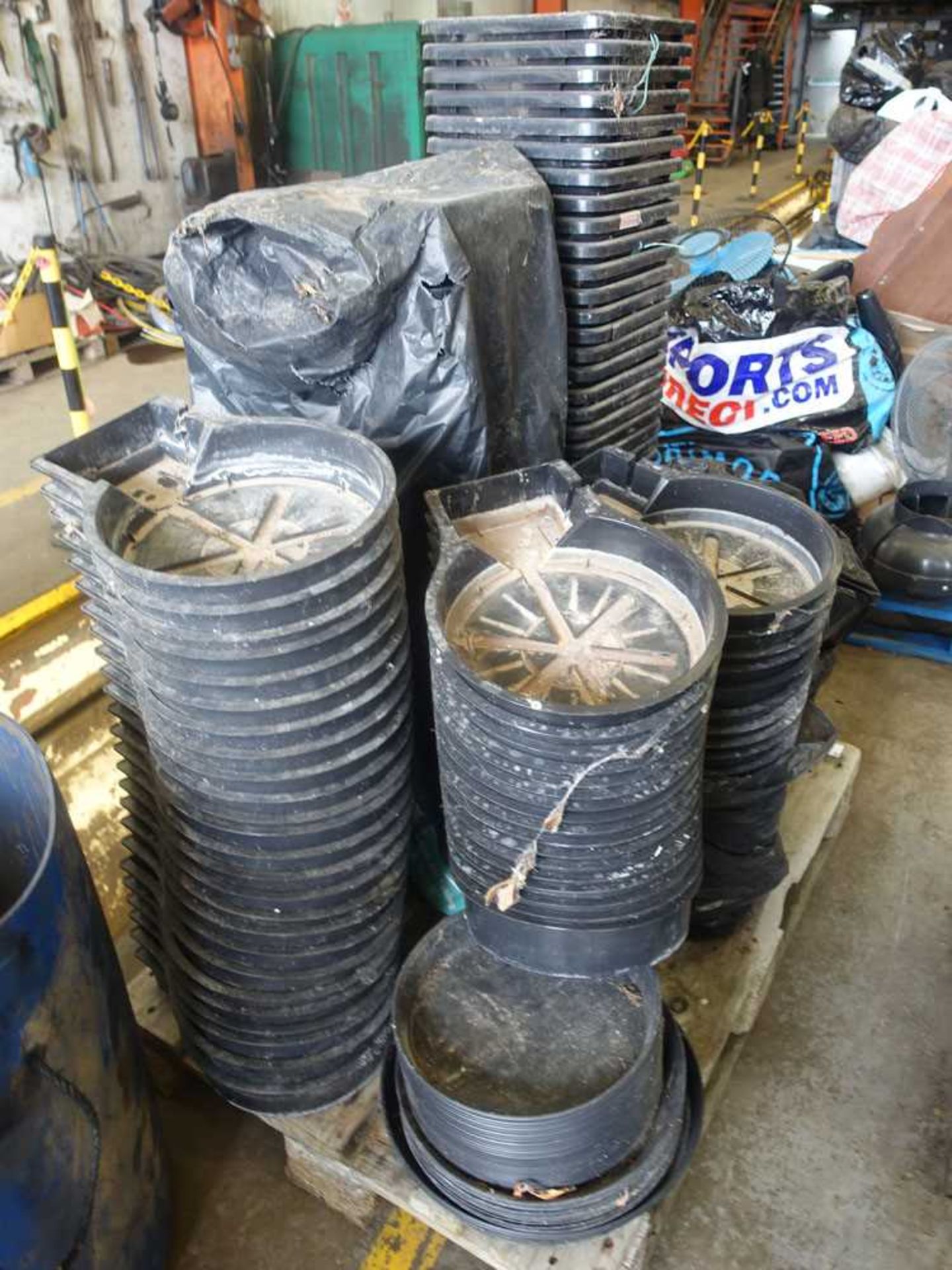 +VAT Pallet of miscellaneous plant pots and trays - Image 2 of 2
