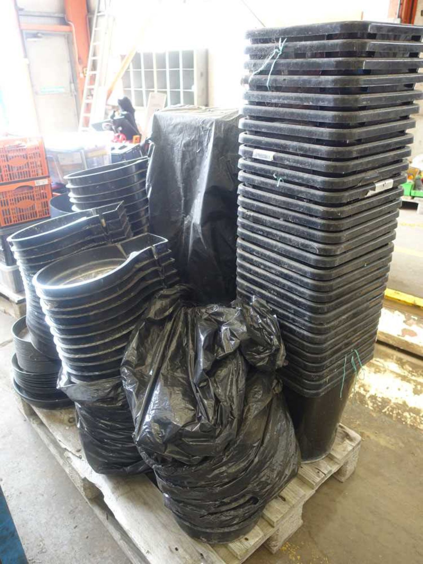 +VAT Pallet of miscellaneous plant pots and trays
