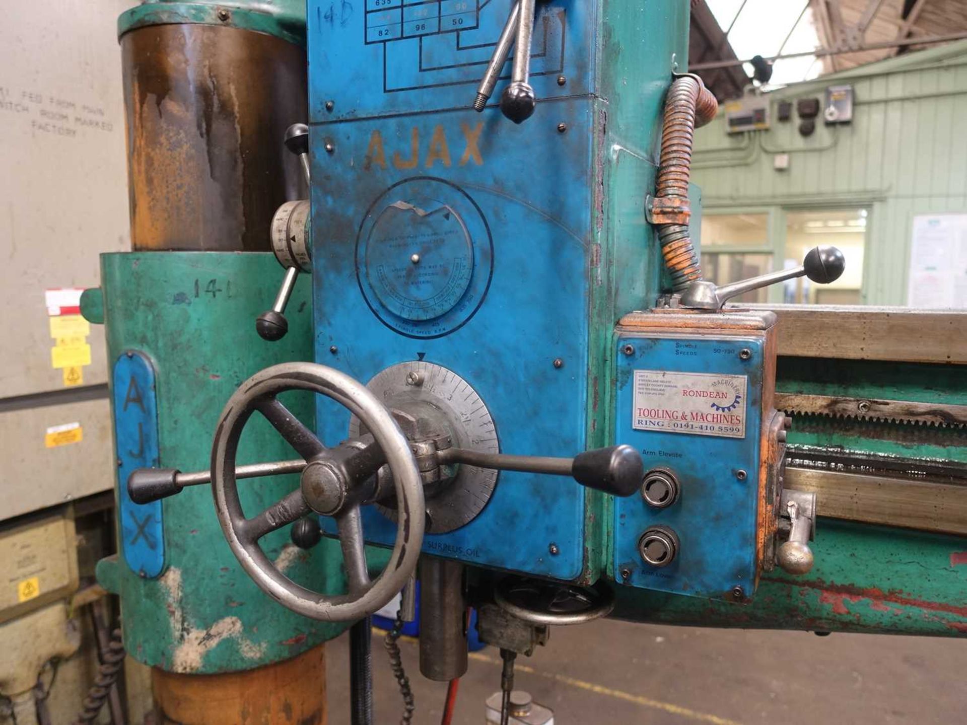 +VAT Ajax type 16493 radial drill with cube and 6" machine vice, serial number: 7977 - Image 5 of 5