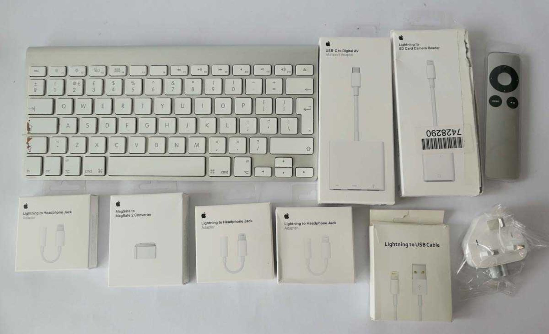 +VAT Various Apple accessories; Apple Remote A1294, adapters/converters, Magic Keyboard (a/f)