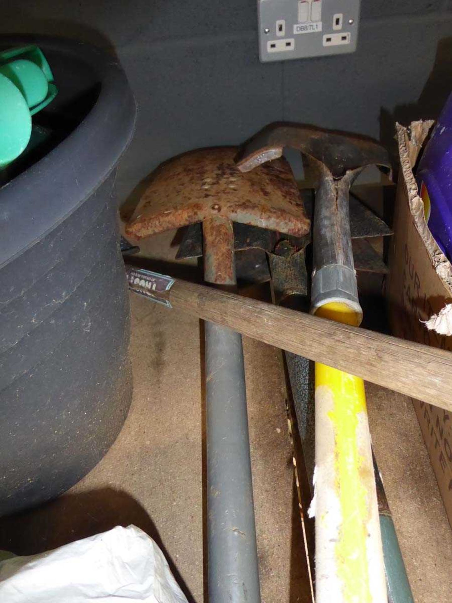 Small assortment of garden tools and bag of nuts and bolts - Image 2 of 4