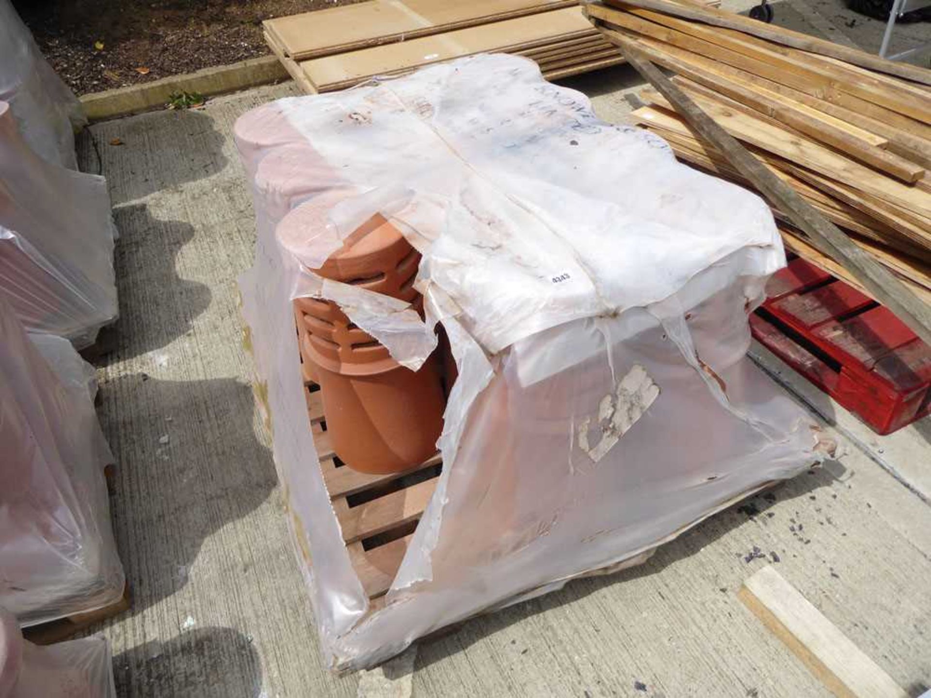 Pallet containing 7 550mm high gas flue chimney pots