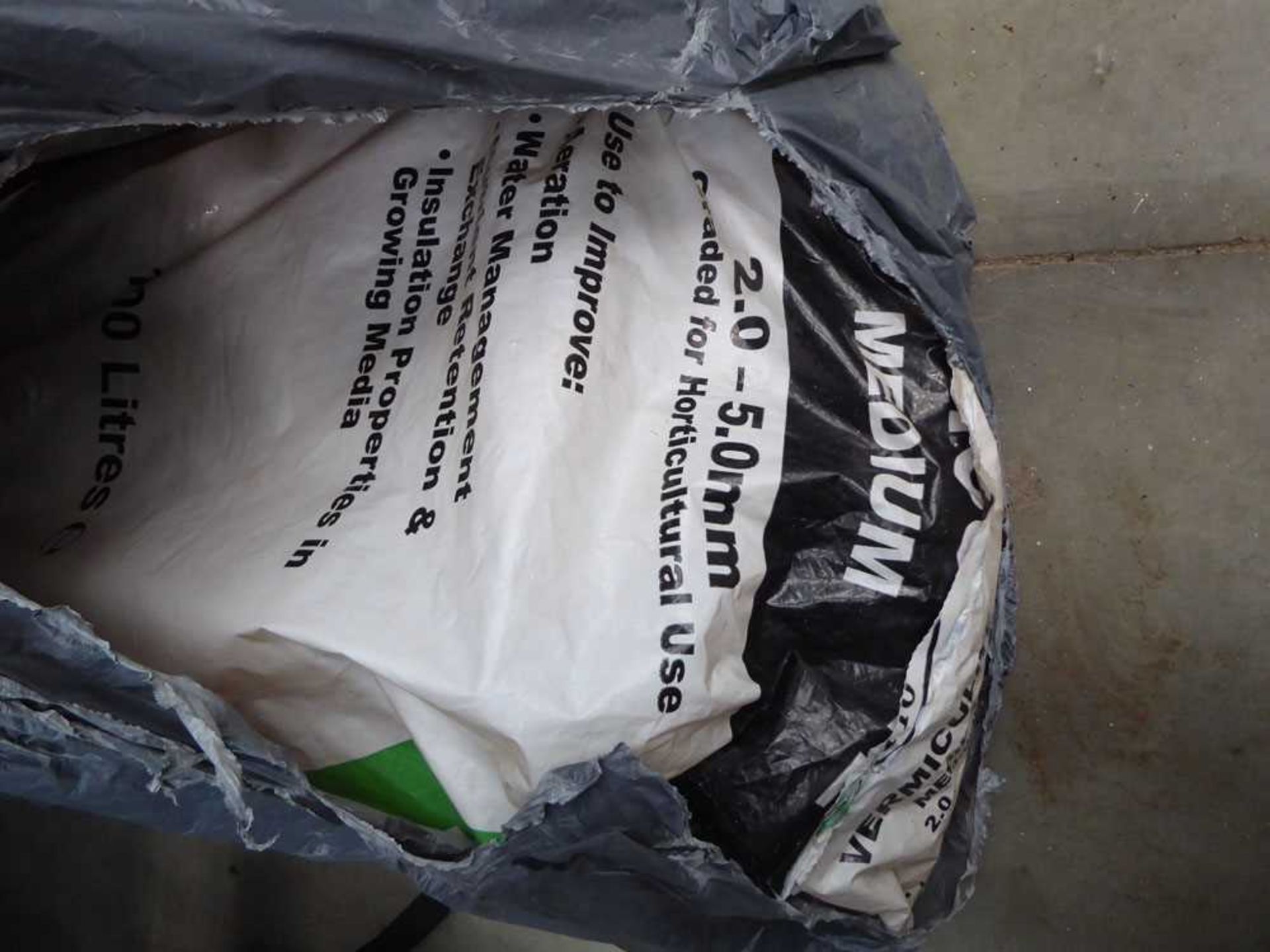 +VAT Bag of medium vermiculite