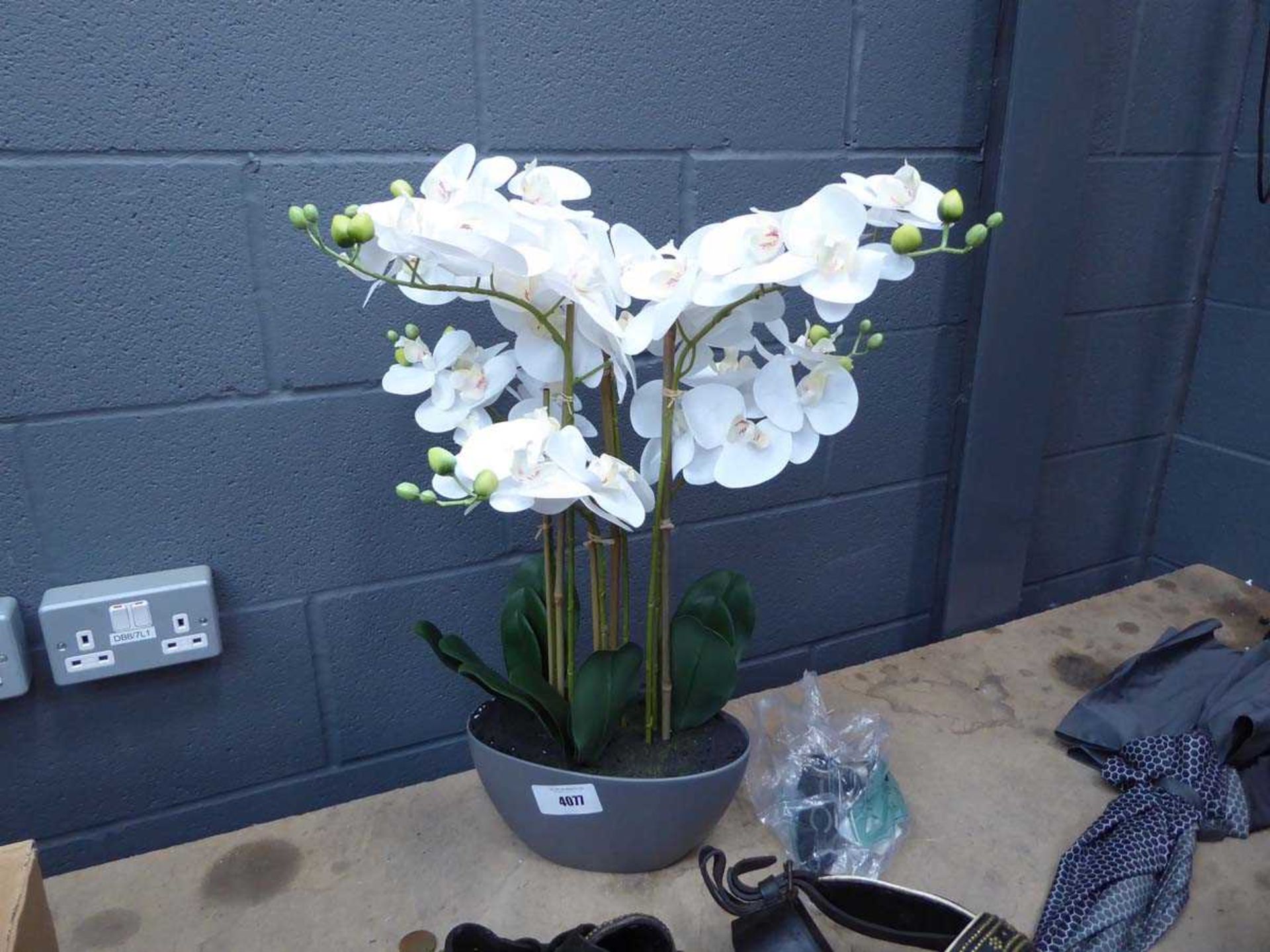+VAT Artificial orchid and spray head