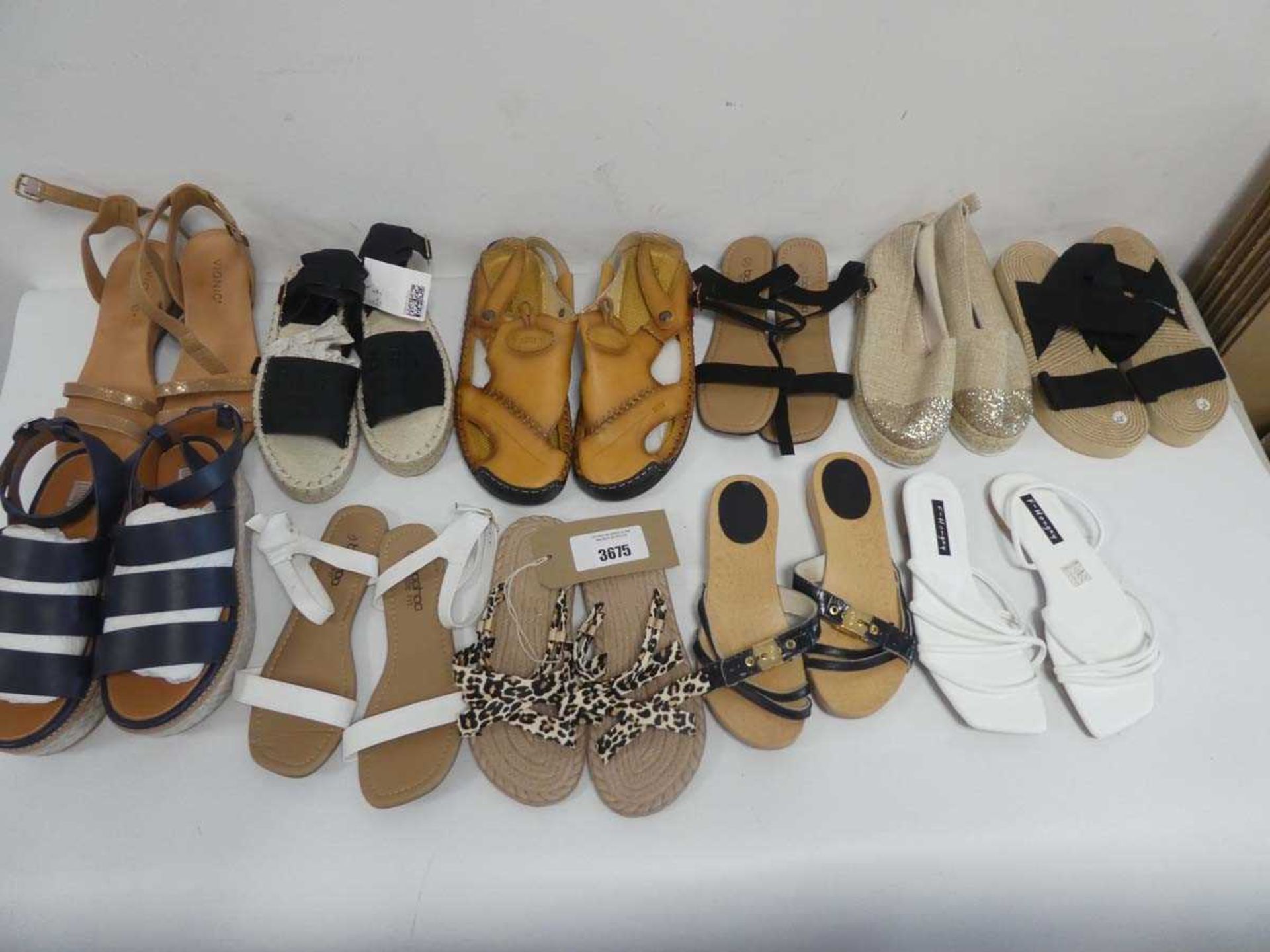 +VAT 11 pars of sandals/slides in various styles and sizes to include Fitflop etc