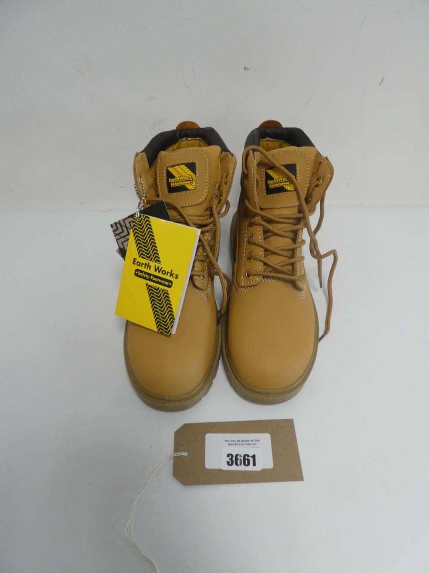 Earthworks safety footwear in Tan size UK6