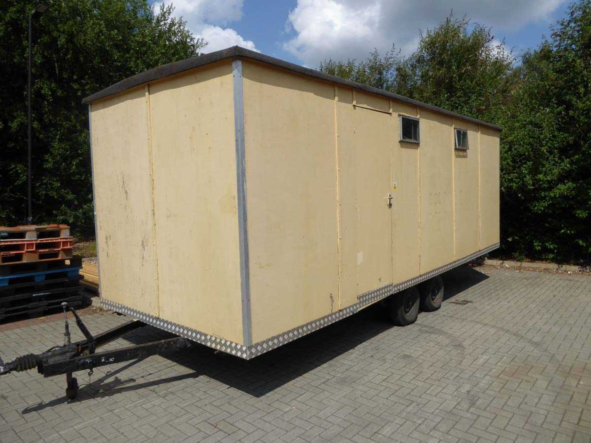 Large twin axle mobile toilet block - Image 2 of 2