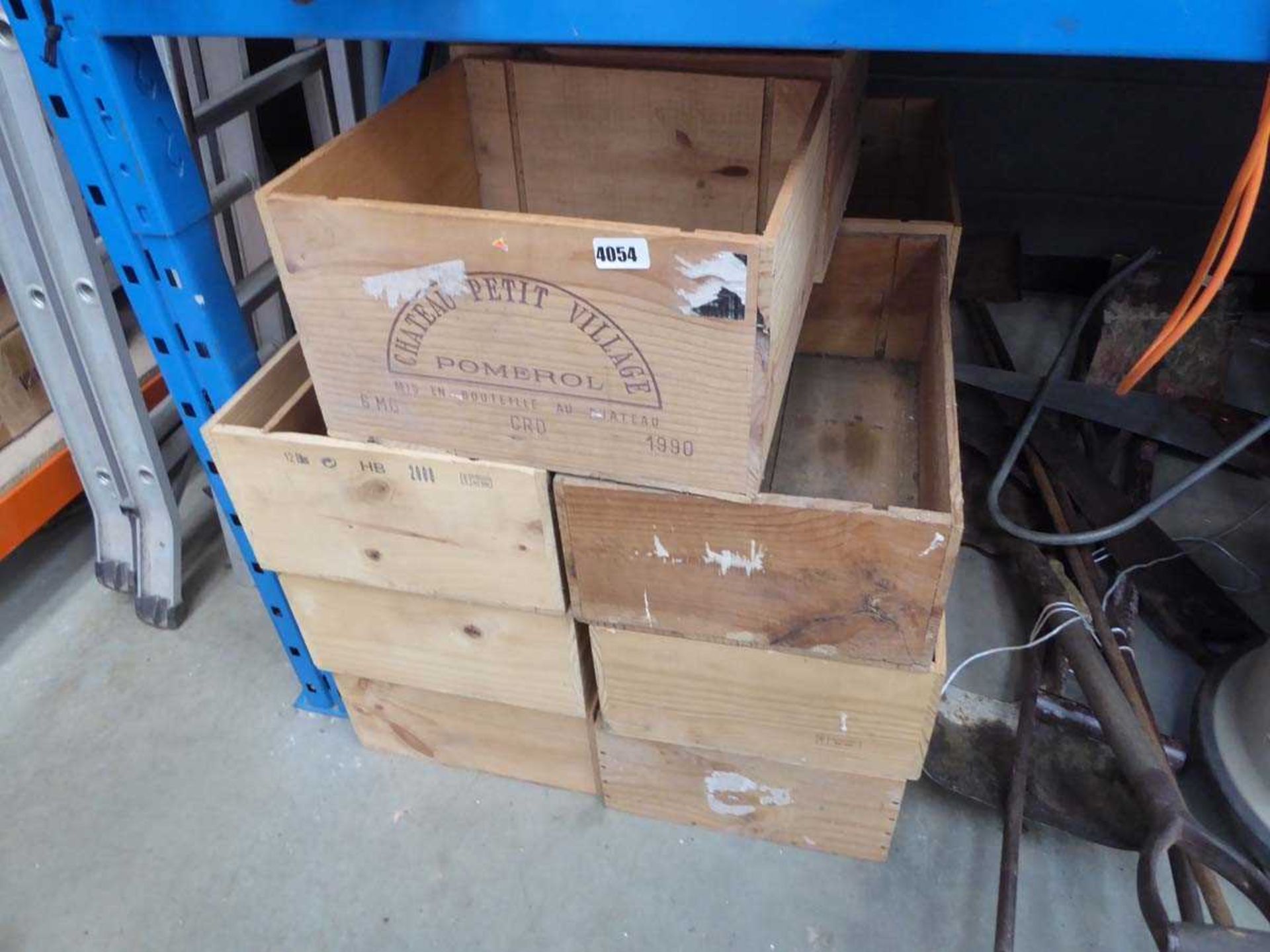 Quantity of wooden boxes