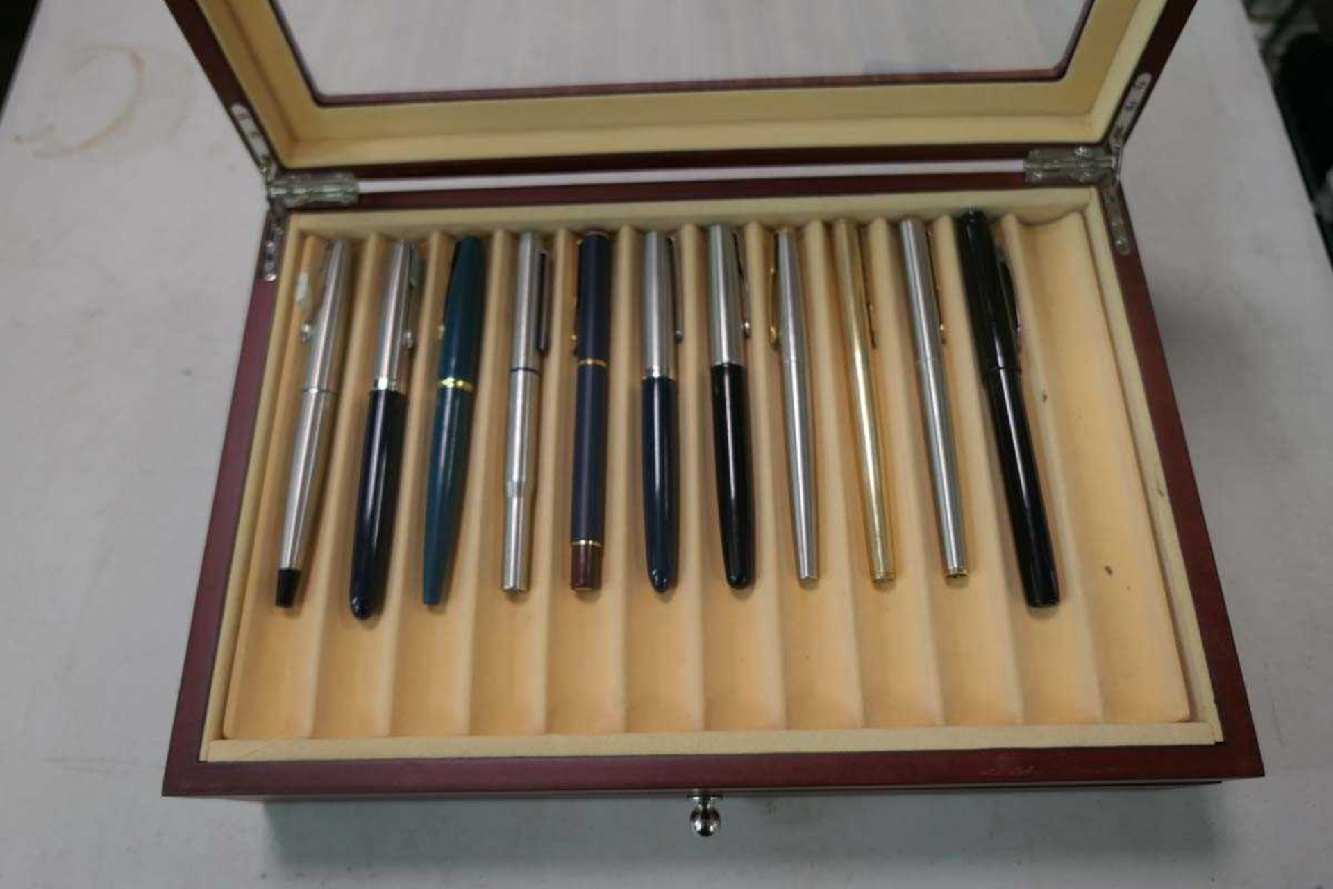 Collection of Parker pens in wooden box - Image 2 of 2