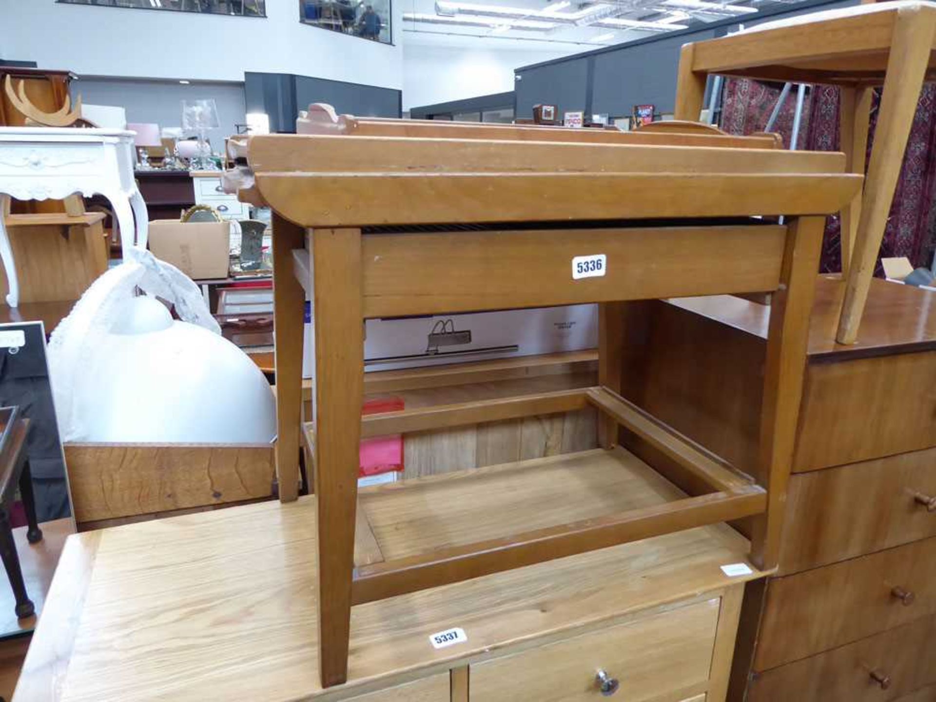 Tea trolley with detachable trays