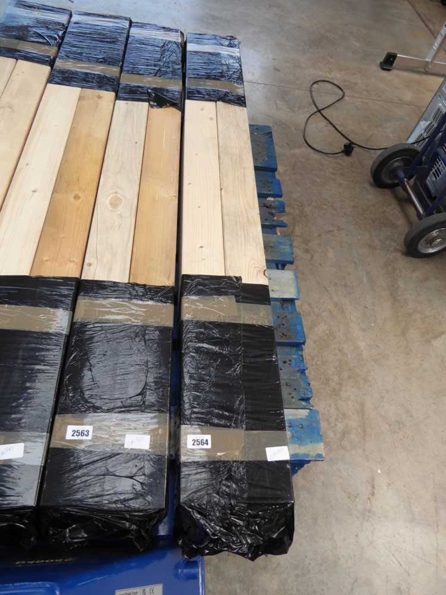Bundle of 10 lengths of CLS timber