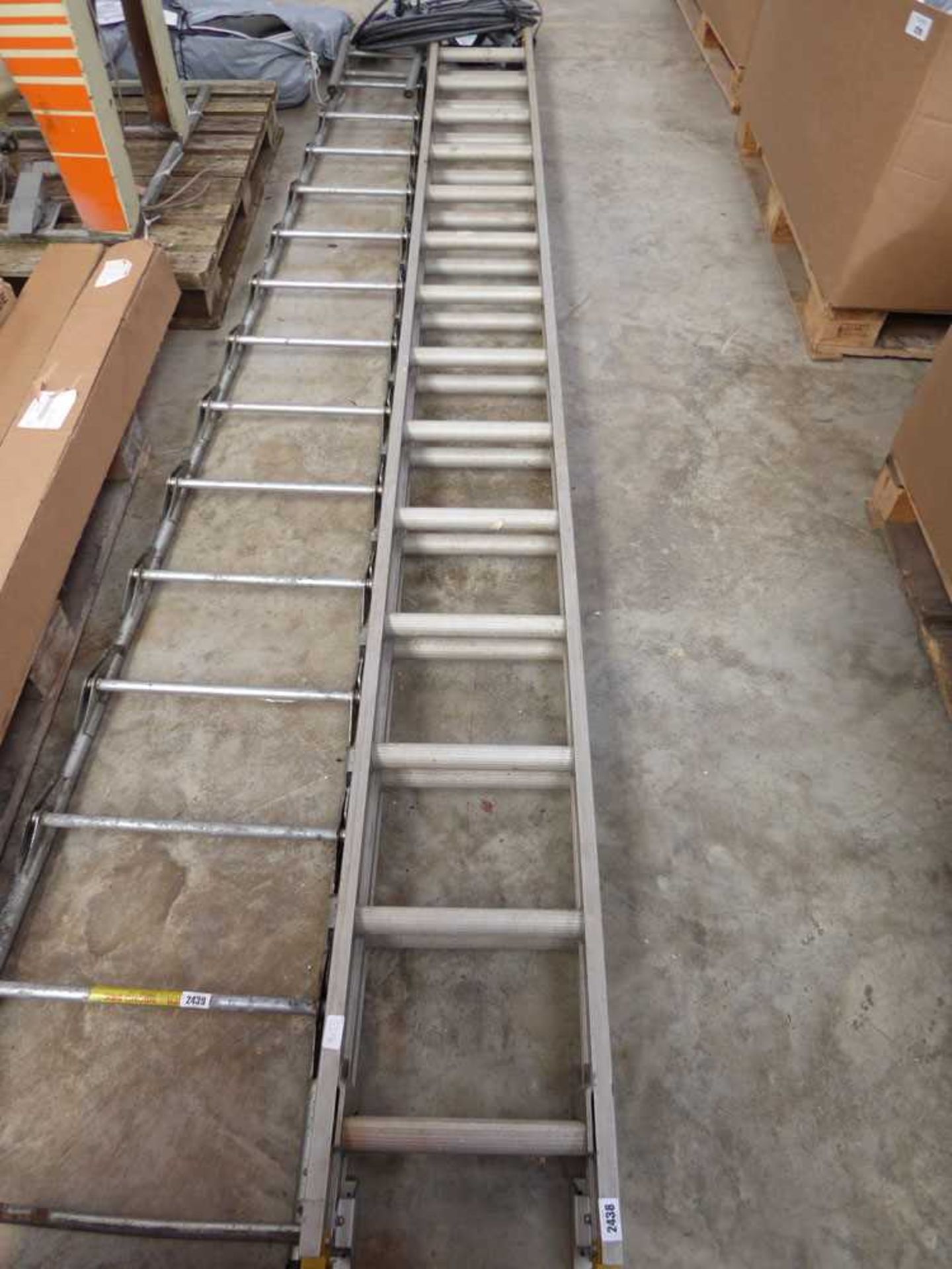 Double extending aluminium ladder
