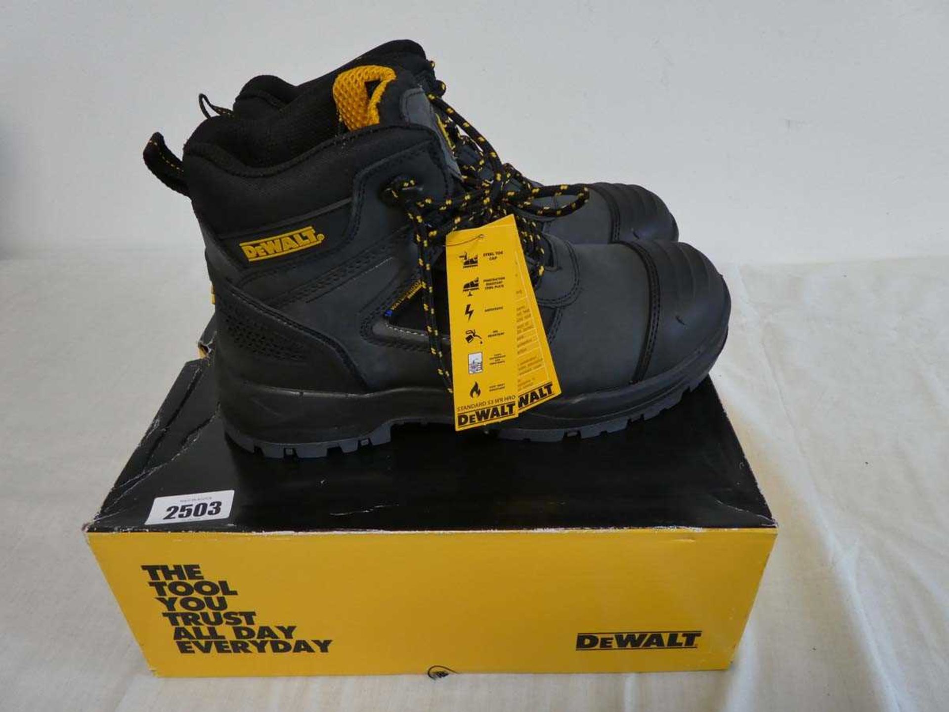 Pair of DeWalt safety work boots (size 8)