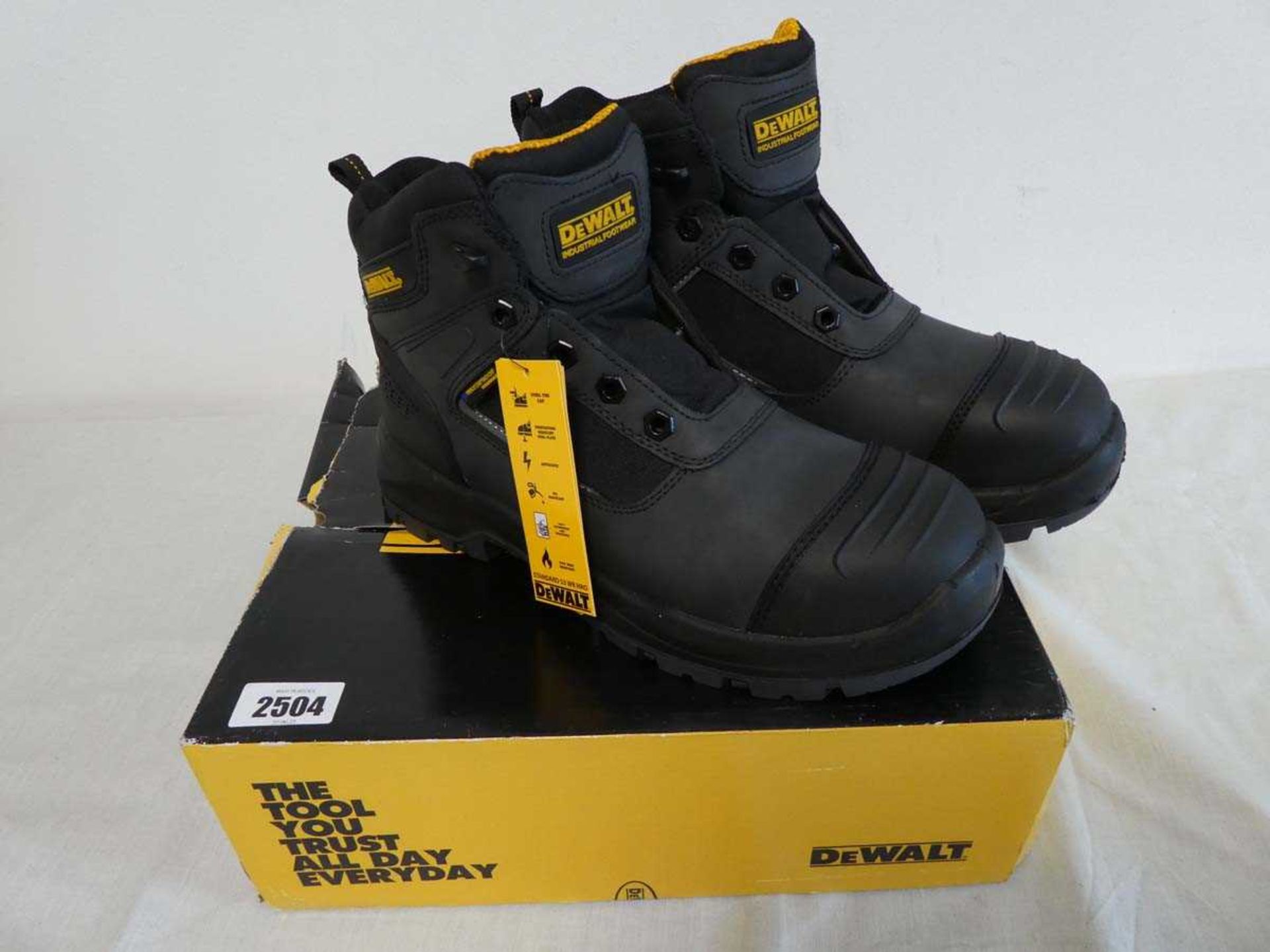 Pair of DeWalt safety work boots (size 8) (no laces)