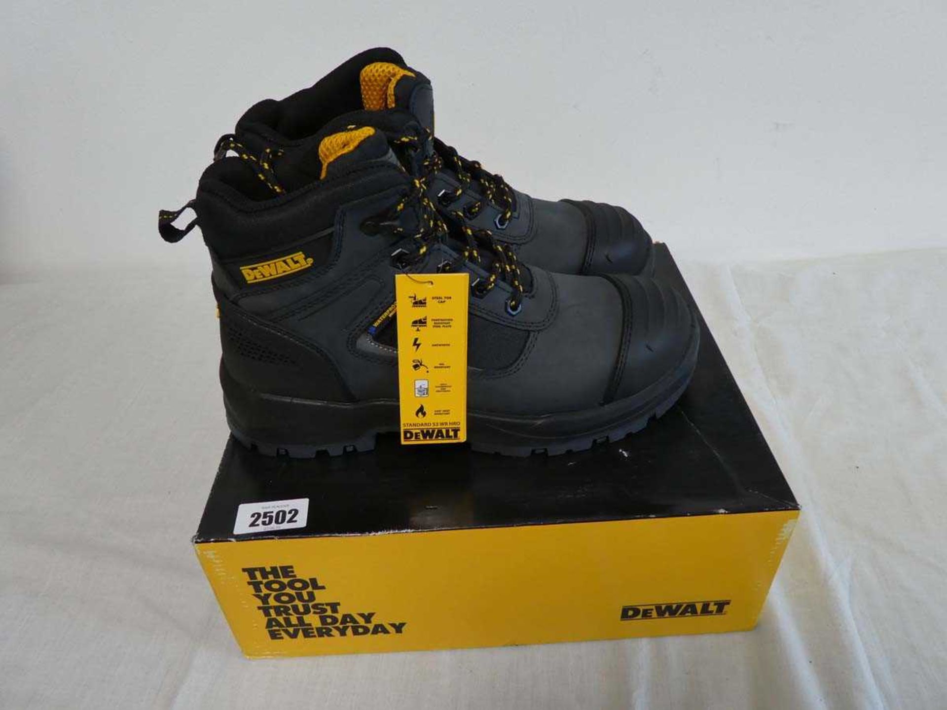 Pair of DeWalt safety work boots (size 8)