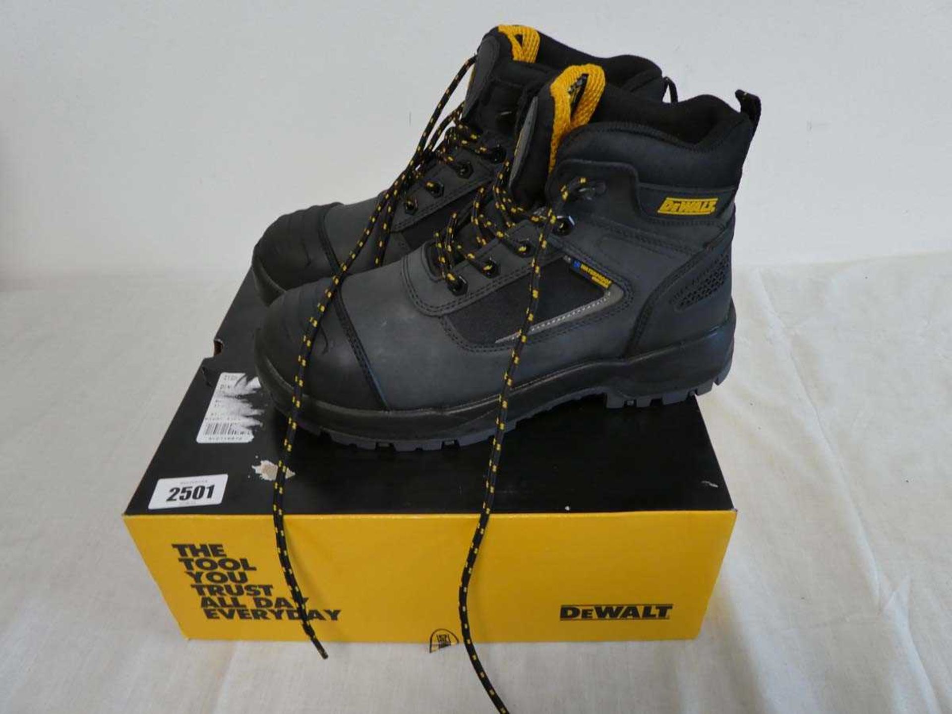 Pair of DeWalt safety work boots (size 8)