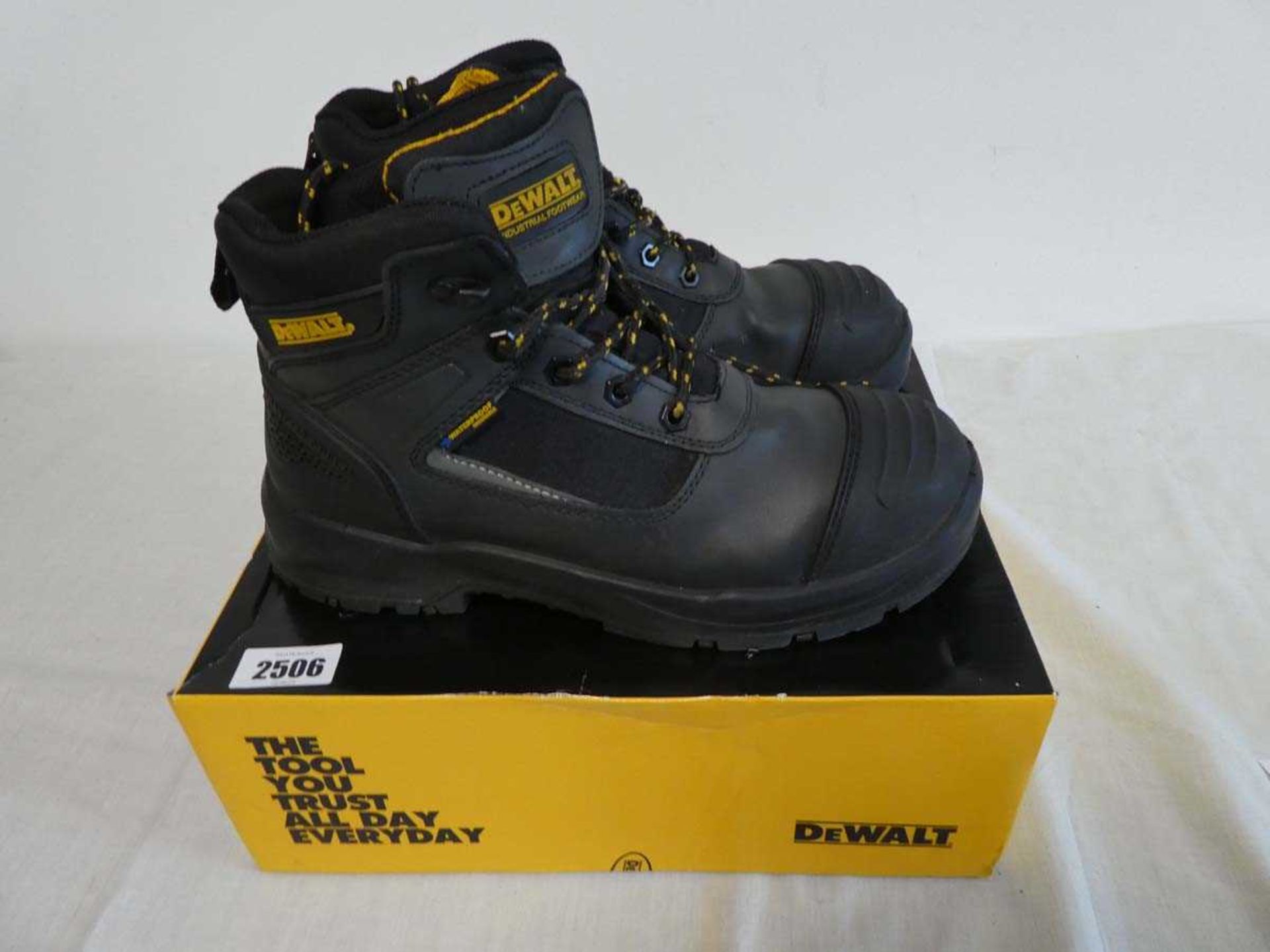 Pair of DeWalt safety work boots (size 8)