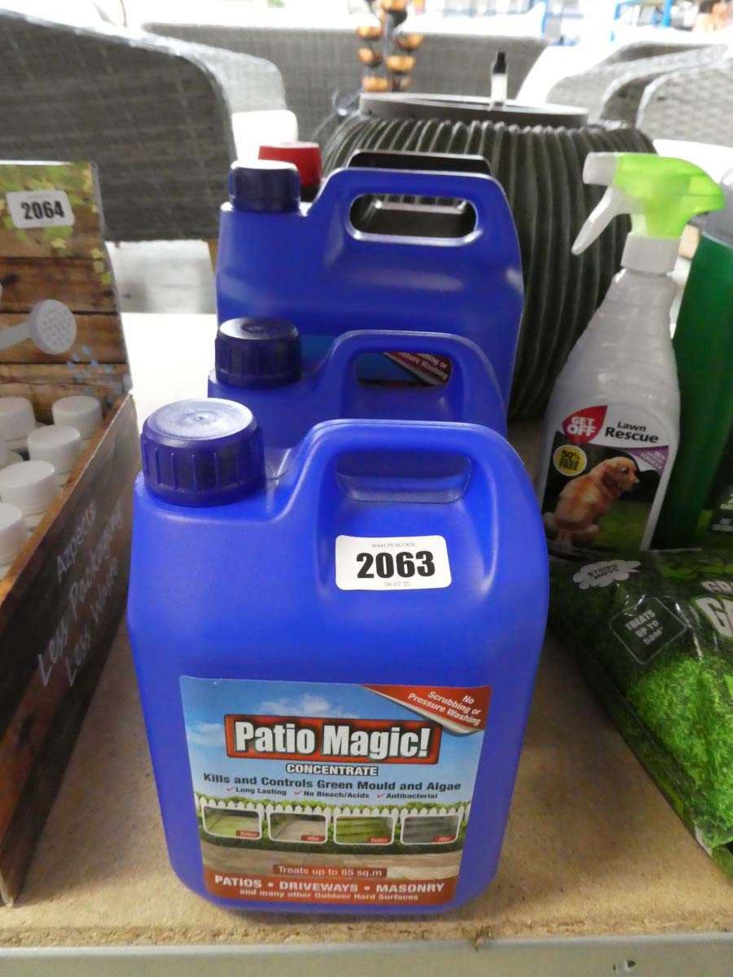 4 tubs of patio magic mold and algae cleaner