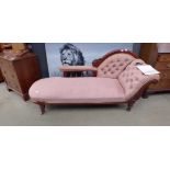 Late Victorian chaise longue in pale pink upholstery (af)