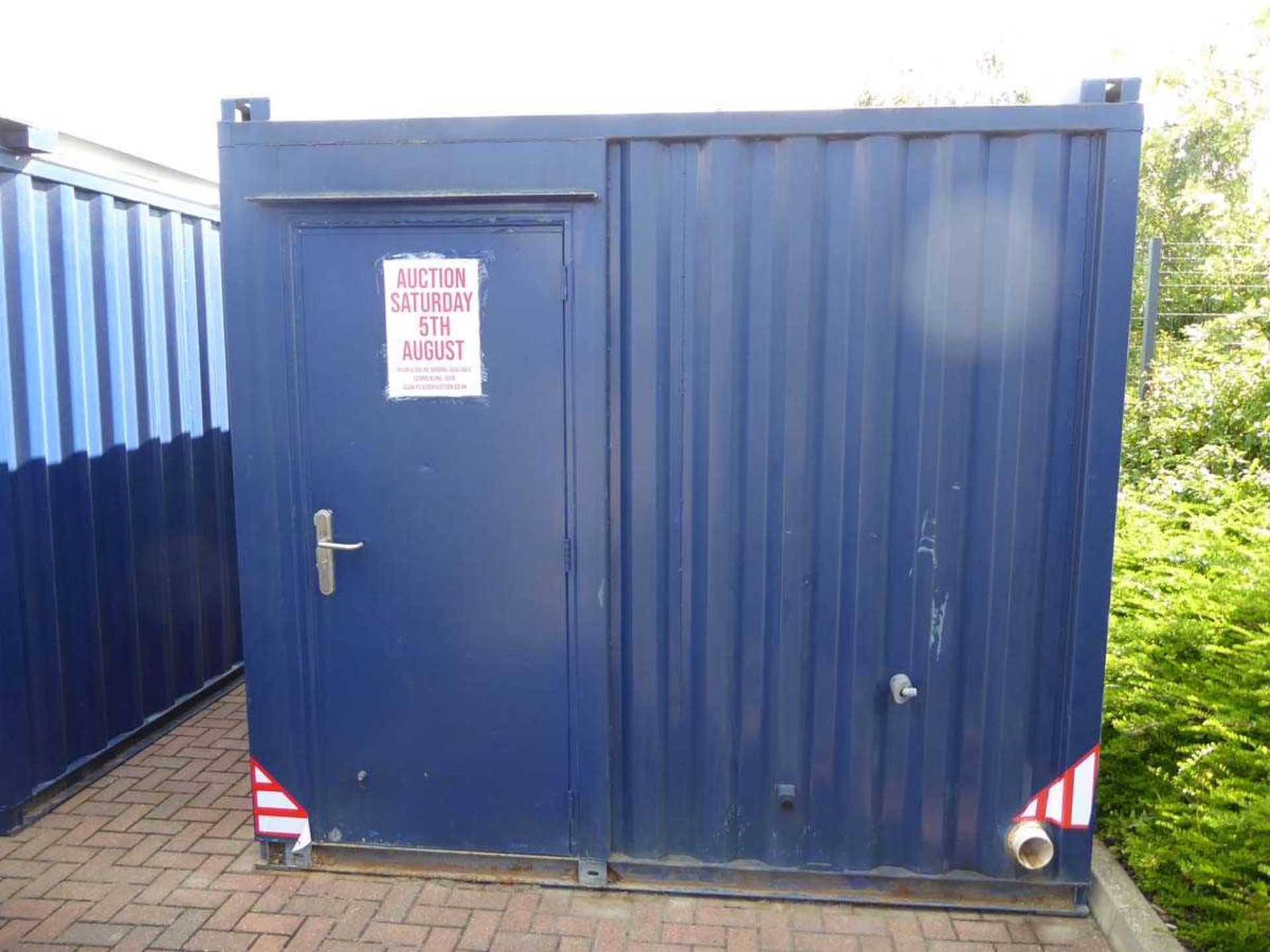 12ft x 9ft toilet block in corrugated steel toilet block in corrugated steel with men's 2 cubicle/ - Image 3 of 5
