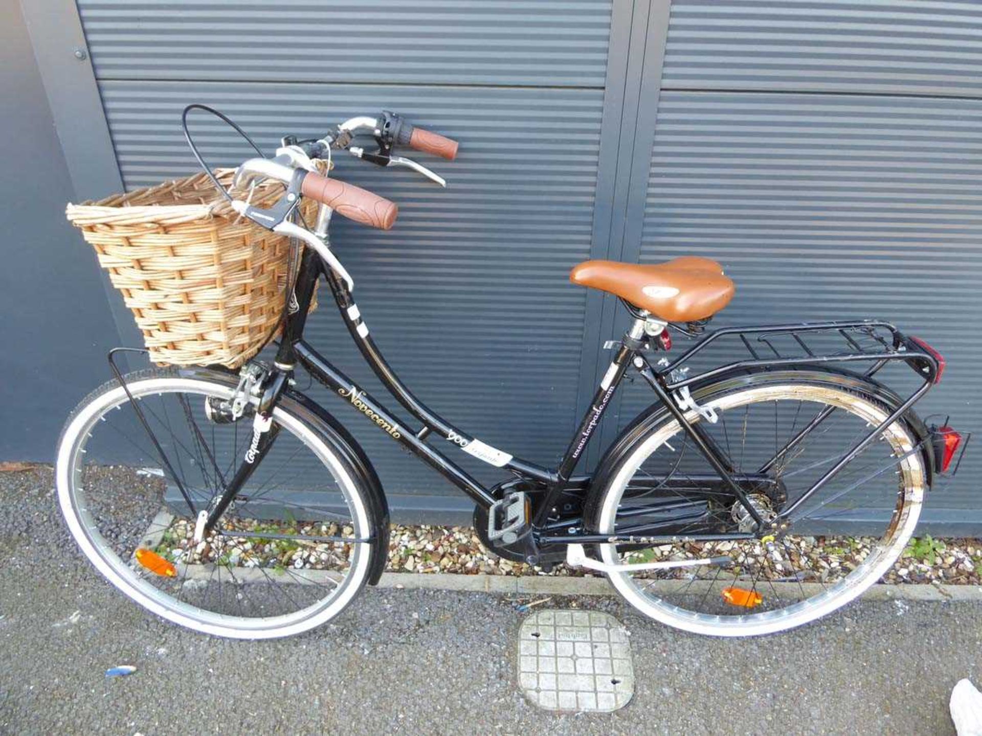 Novecento lady's bike with front basket