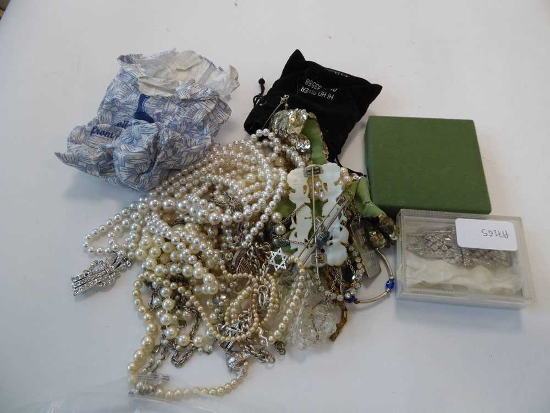 Bag containing jewellery items inc. pearl style necklace and decorative stone bracelet